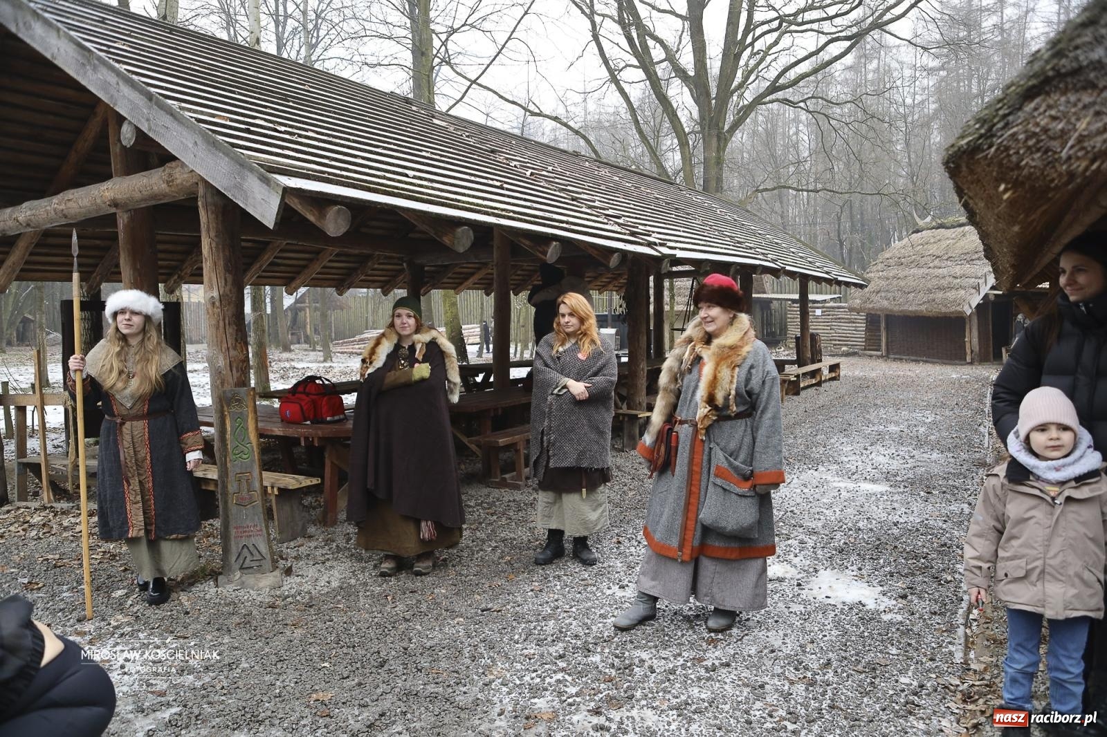 Zdjęcie w galerii na portalu naszraciborz.pl: Morsy i ognisko w Grodzie – wspólne spotkanie mieszkańców i wsparcie dla WOŚP [FOTO i WIDEO] wiadomości z regionu