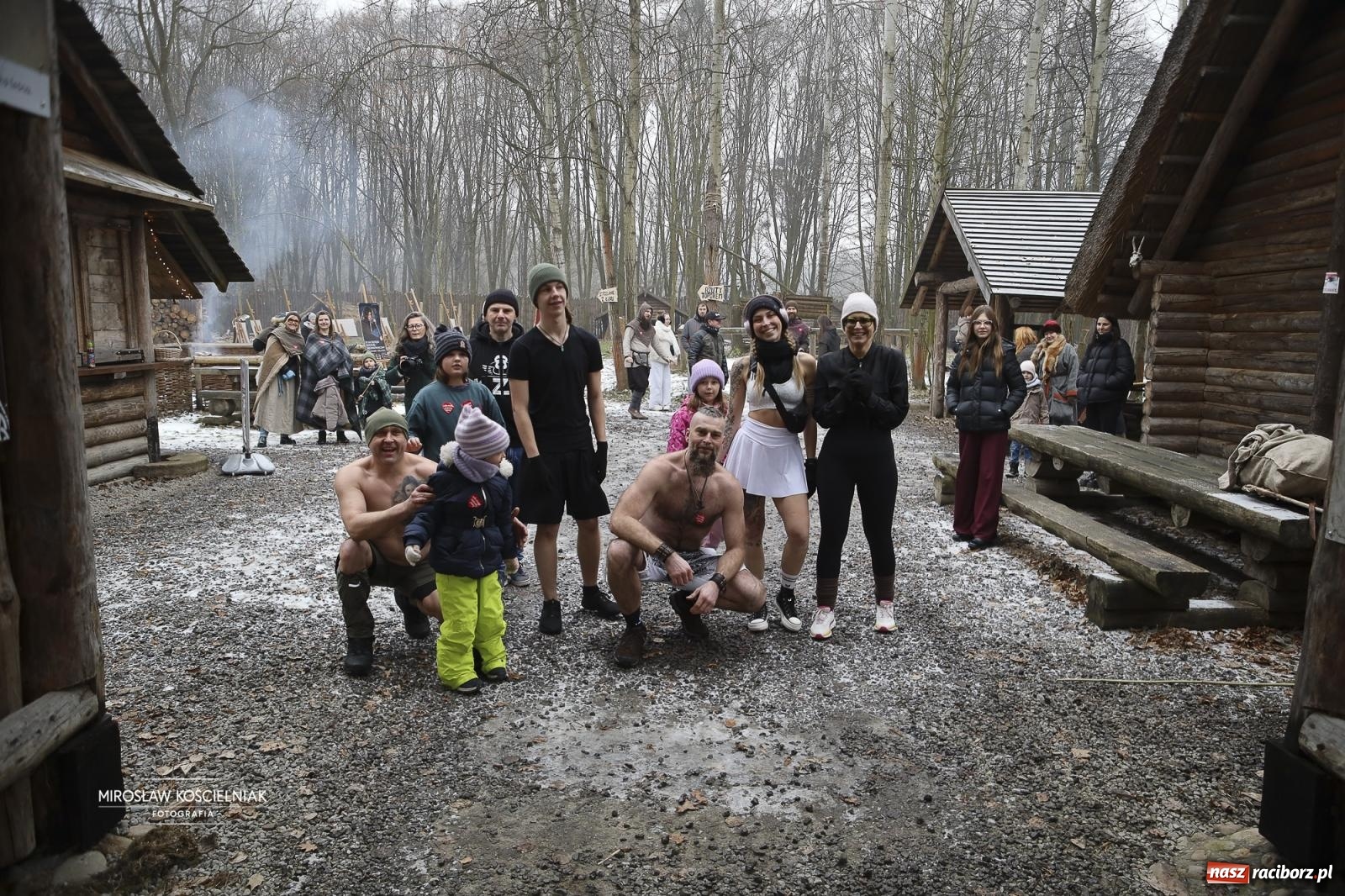 Zdjęcie w galerii na portalu naszraciborz.pl: Morsy i ognisko w Grodzie – wspólne spotkanie mieszkańców i wsparcie dla WOŚP [FOTO i WIDEO] wiadomości z regionu