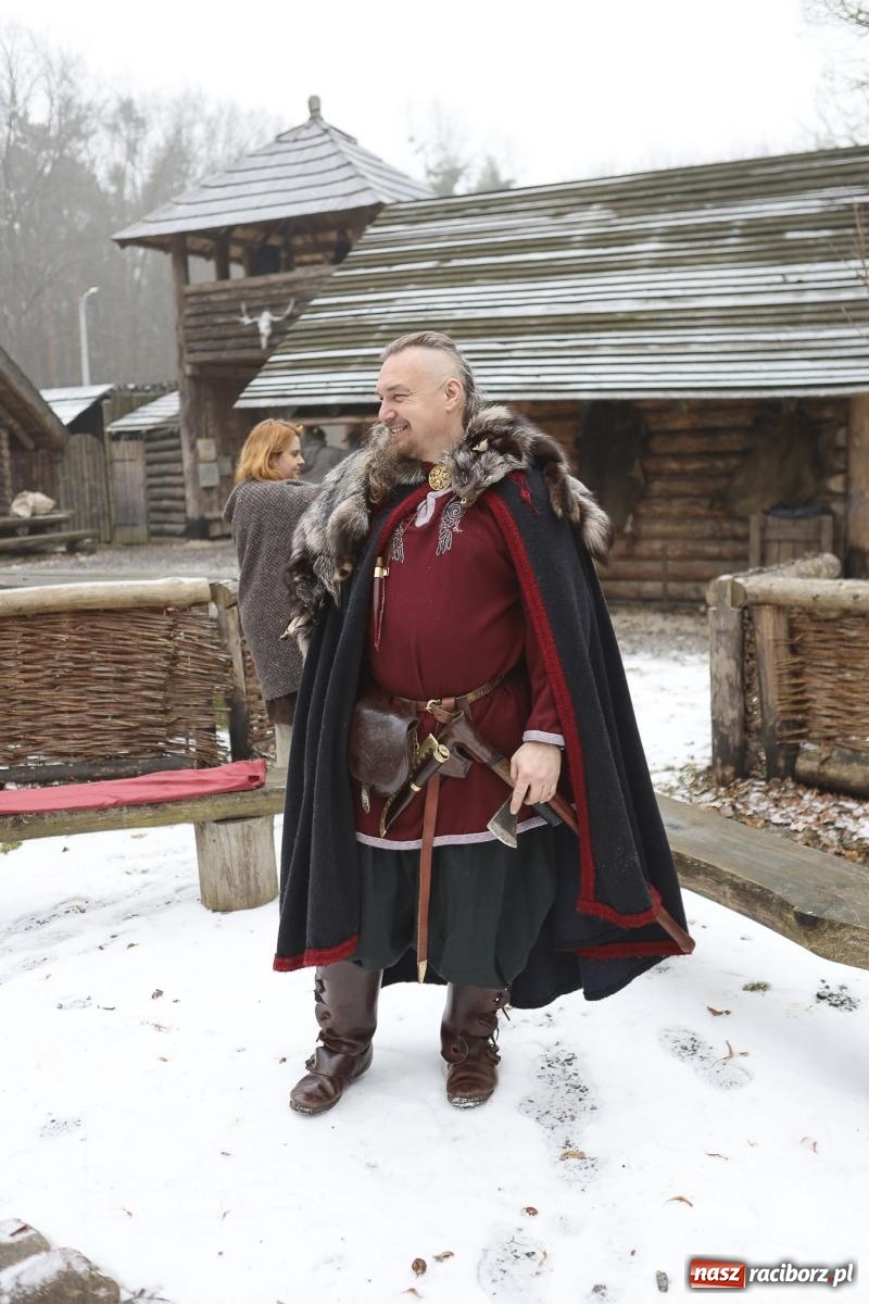 Zdjęcie w galerii na portalu naszraciborz.pl: Morsy i ognisko w Grodzie – wspólne spotkanie mieszkańców i wsparcie dla WOŚP [FOTO i WIDEO] wiadomości z regionu