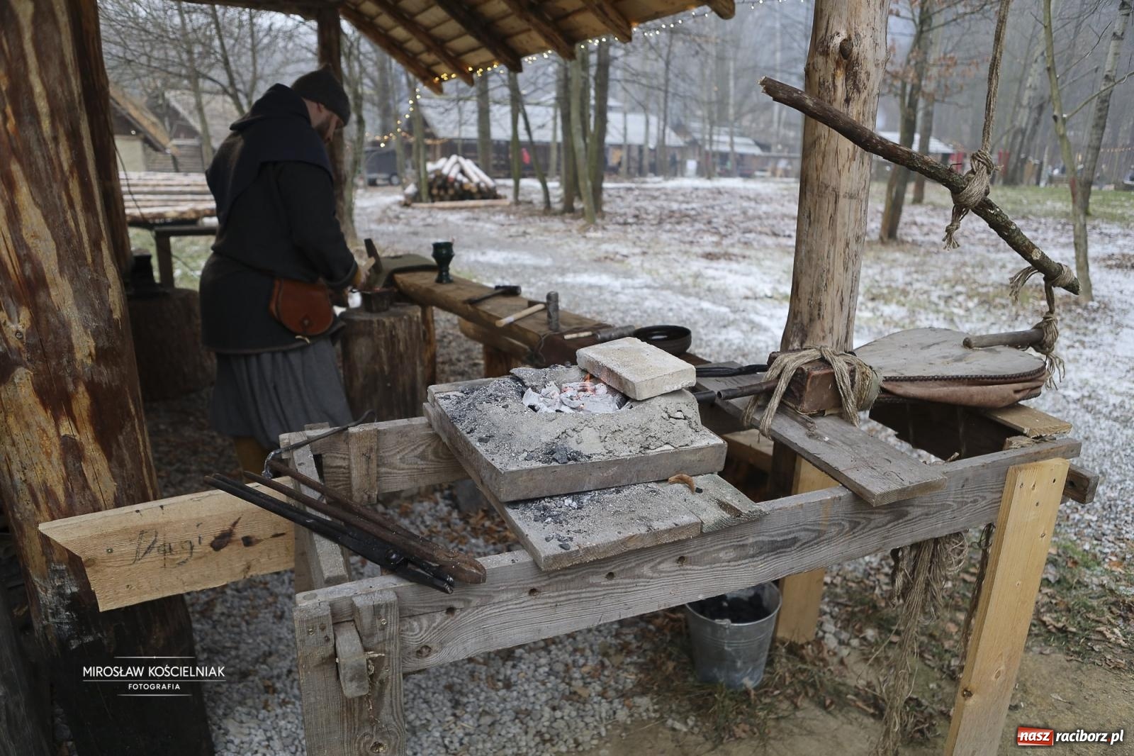 Zdjęcie w galerii na portalu naszraciborz.pl: Morsy i ognisko w Grodzie – wspólne spotkanie mieszkańców i wsparcie dla WOŚP [FOTO i WIDEO] wiadomości z regionu
