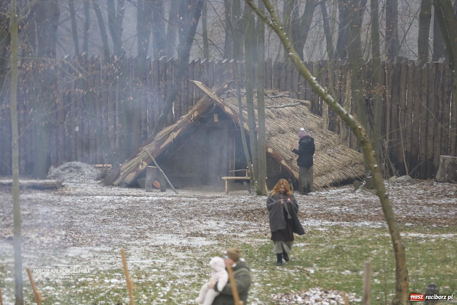Zdjęcie w galerii na portalu naszraciborz.pl: Morsy i ognisko w Grodzie – wspólne spotkanie mieszkańców i wsparcie dla WOŚP [FOTO i WIDEO] wiadomości z regionu