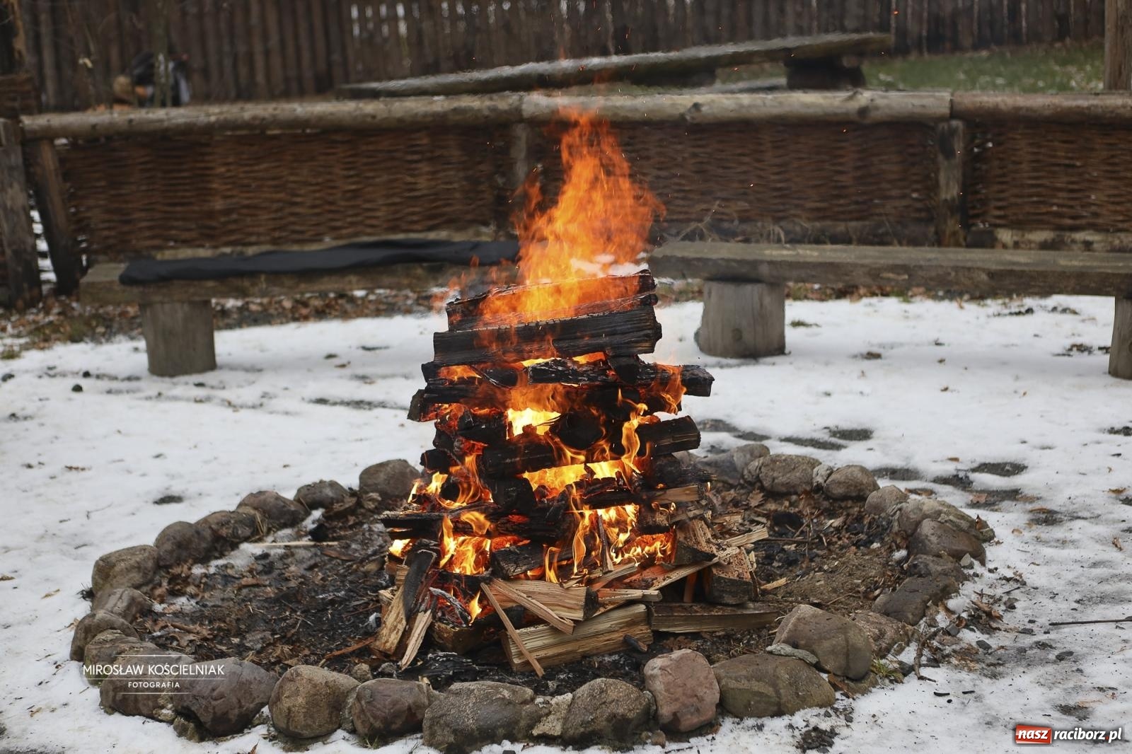 Zdjęcie w galerii na portalu naszraciborz.pl: Morsy i ognisko w Grodzie – wspólne spotkanie mieszkańców i wsparcie dla WOŚP [FOTO i WIDEO] wiadomości z regionu