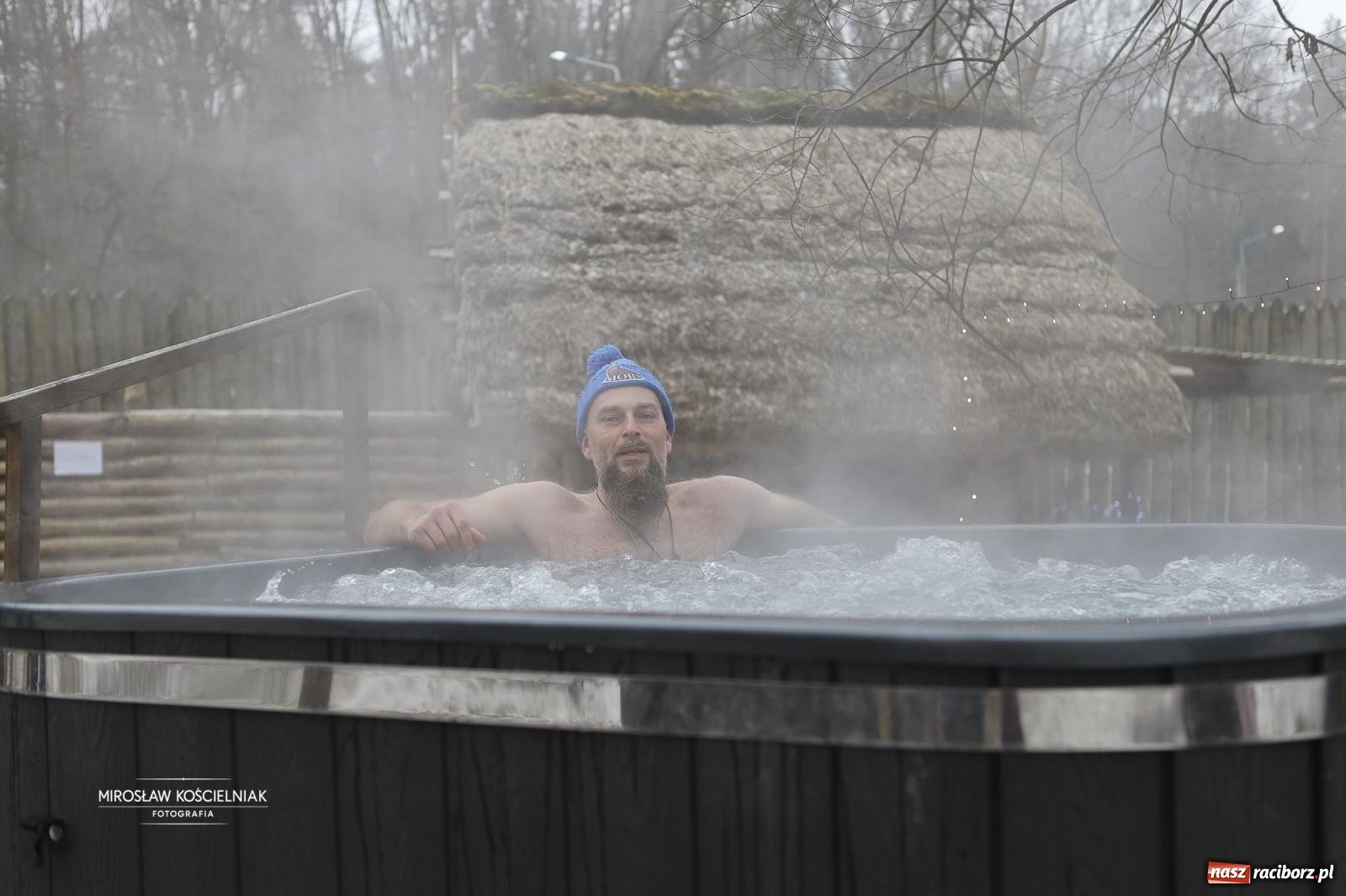 Zdjęcie w galerii na portalu naszraciborz.pl: Morsy i ognisko w Grodzie – wspólne spotkanie mieszkańców i wsparcie dla WOŚP [FOTO i WIDEO] wiadomości z regionu
