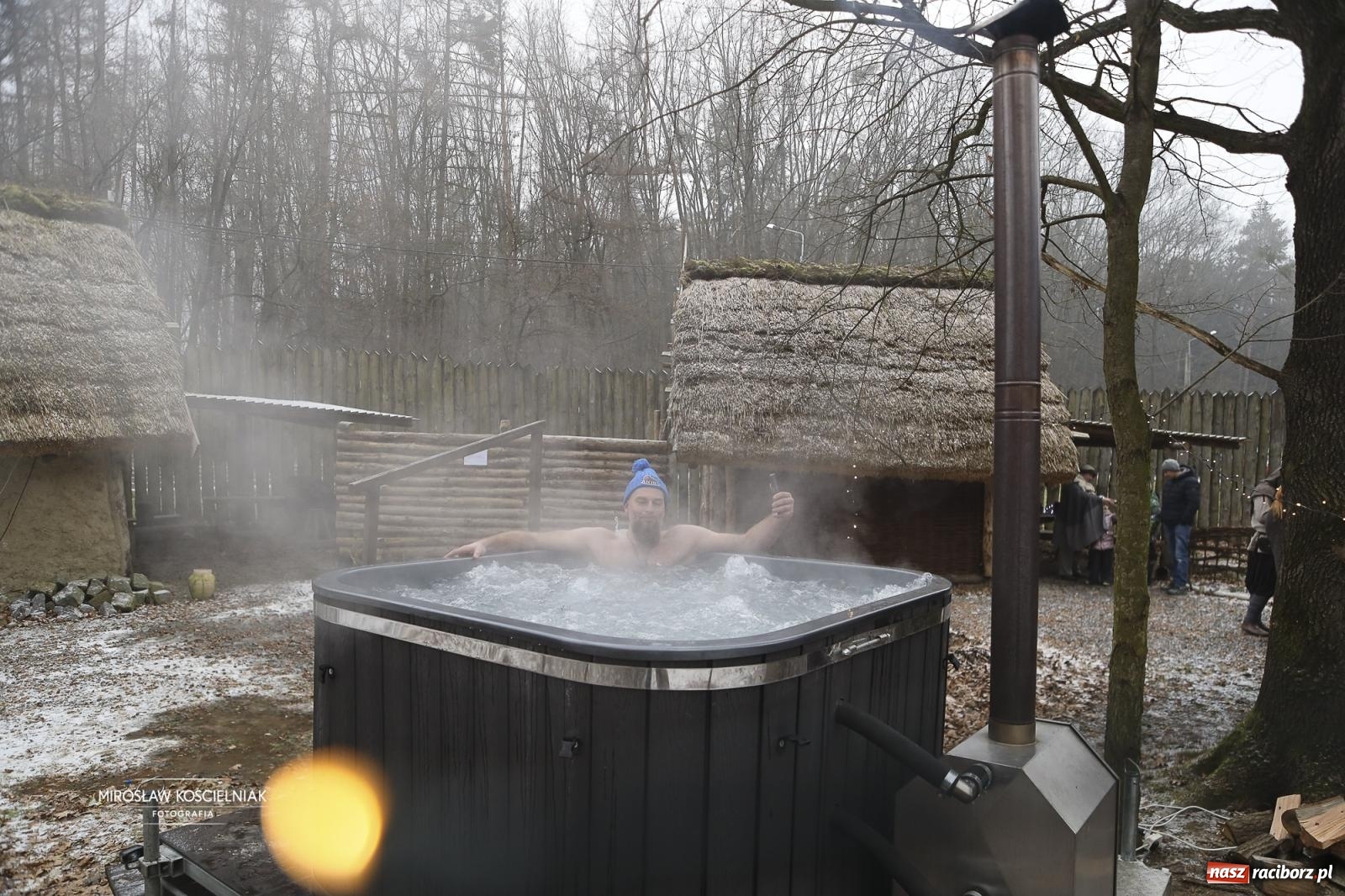 Zdjęcie w galerii na portalu naszraciborz.pl: Morsy i ognisko w Grodzie – wspólne spotkanie mieszkańców i wsparcie dla WOŚP [FOTO i WIDEO] wiadomości z regionu