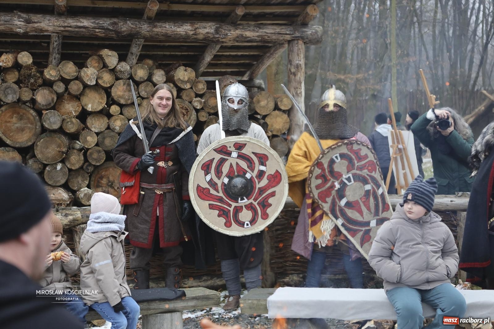 Zdjęcie w galerii na portalu naszraciborz.pl: Morsy i ognisko w Grodzie – wspólne spotkanie mieszkańców i wsparcie dla WOŚP [FOTO i WIDEO] wiadomości z regionu