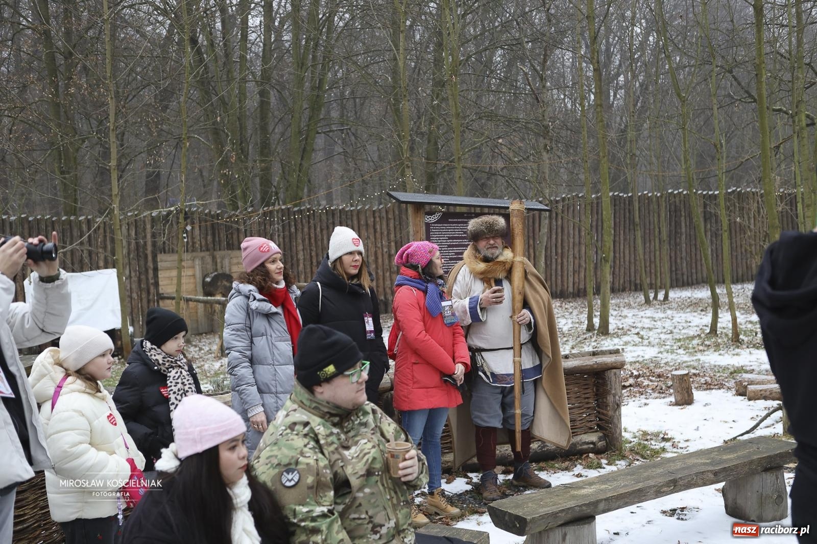 Zdjęcie w galerii na portalu naszraciborz.pl: Morsy i ognisko w Grodzie – wspólne spotkanie mieszkańców i wsparcie dla WOŚP [FOTO i WIDEO] wiadomości z regionu