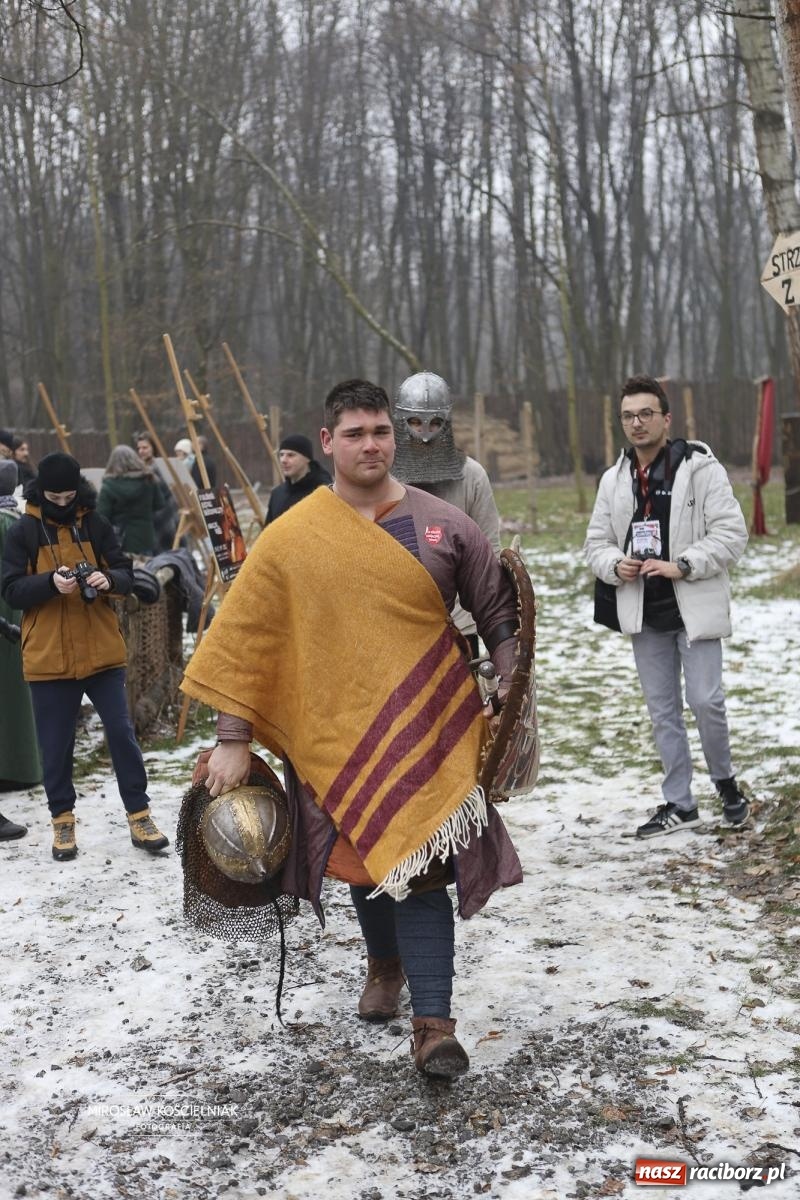 Zdjęcie w galerii na portalu naszraciborz.pl: Morsy i ognisko w Grodzie – wspólne spotkanie mieszkańców i wsparcie dla WOŚP [FOTO i WIDEO] wiadomości z regionu