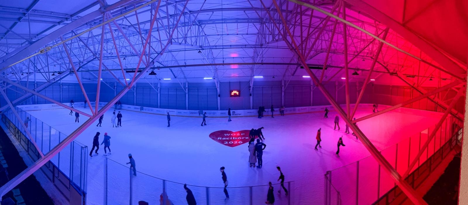 Zdjęcie w galerii na portalu naszraciborz.pl: Lodowe serce WOŚP na Piastorze. Wyjątkowy początek finału w Raciborzu wiadomości z regionu