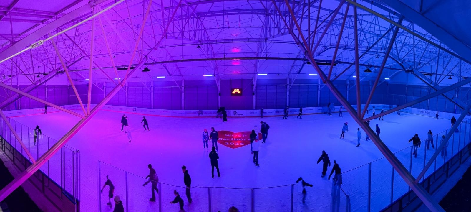 Zdjęcie w galerii na portalu naszraciborz.pl: Lodowe serce WOŚP na Piastorze. Wyjątkowy początek finału w Raciborzu wiadomości z regionu