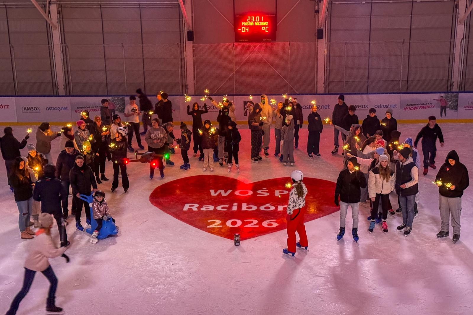 Zdjęcie w galerii na portalu naszraciborz.pl: Lodowe serce WOŚP na Piastorze. Wyjątkowy początek finału w Raciborzu wiadomości z regionu