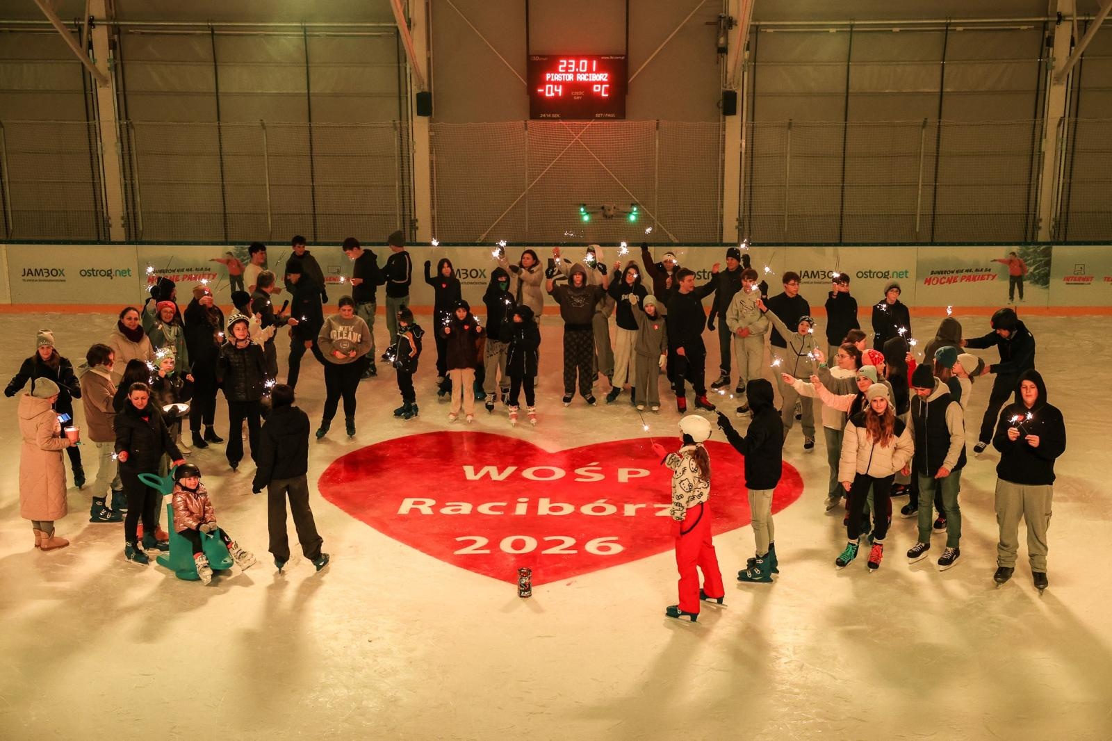 Zdjęcie w galerii na portalu naszraciborz.pl: Lodowe serce WOŚP na Piastorze. Wyjątkowy początek finału w Raciborzu wiadomości z regionu