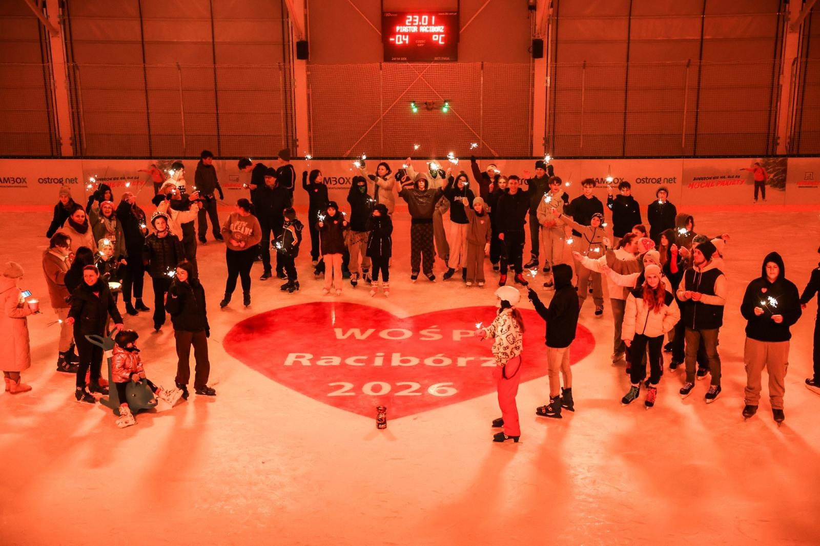Zdjęcie w galerii na portalu naszraciborz.pl: Lodowe serce WOŚP na Piastorze. Wyjątkowy początek finału w Raciborzu wiadomości z regionu