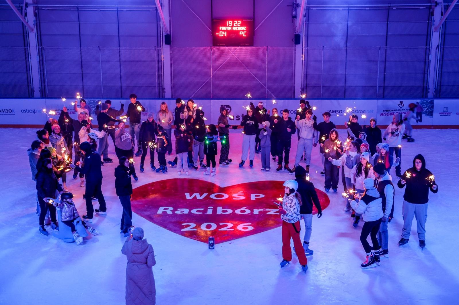Zdjęcie w galerii na portalu naszraciborz.pl: Lodowe serce WOŚP na Piastorze. Wyjątkowy początek finału w Raciborzu wiadomości z regionu