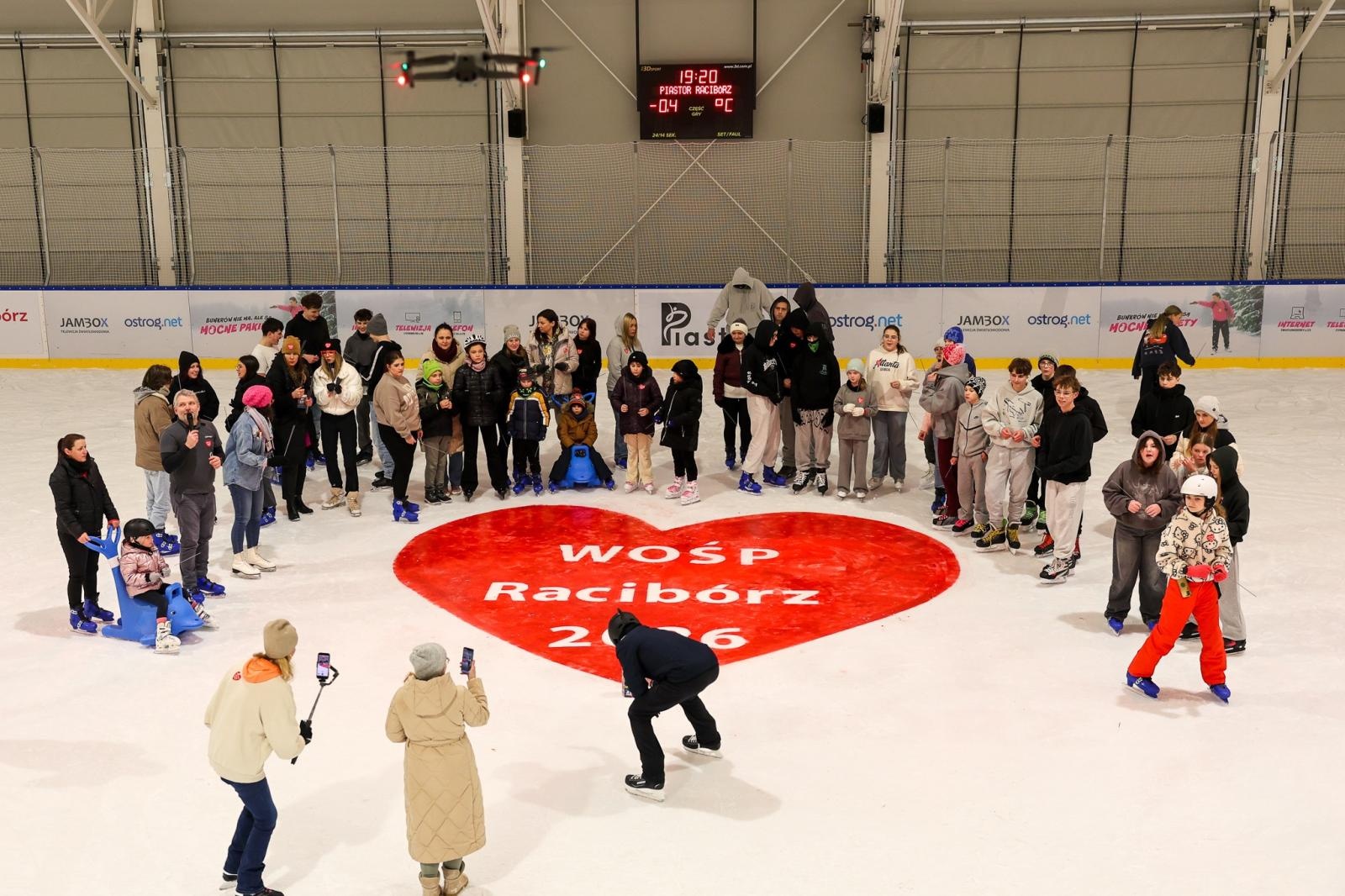 Zdjęcie w galerii na portalu naszraciborz.pl: Lodowe serce WOŚP na Piastorze. Wyjątkowy początek finału w Raciborzu wiadomości z regionu
