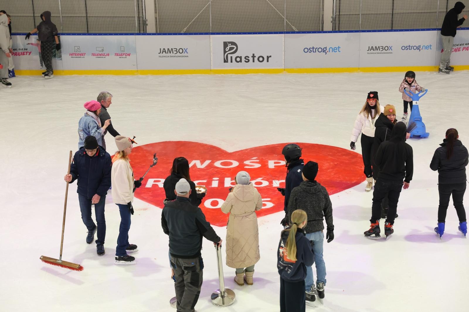 Zdjęcie w galerii na portalu naszraciborz.pl: Lodowe serce WOŚP na Piastorze. Wyjątkowy początek finału w Raciborzu wiadomości z regionu