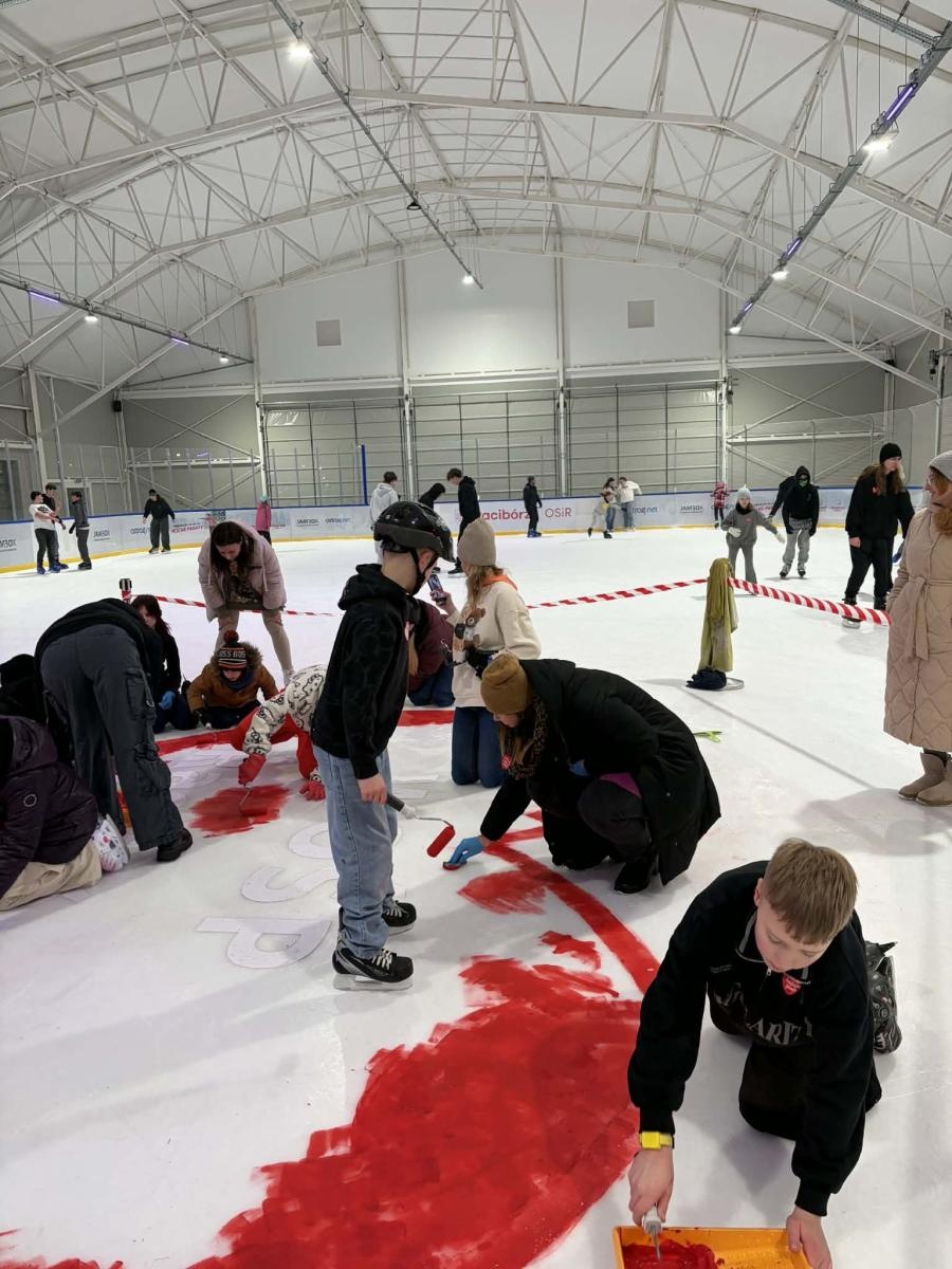 Zdjęcie w galerii na portalu naszraciborz.pl: Lodowe serce WOŚP na Piastorze. Wyjątkowy początek finału w Raciborzu wiadomości z regionu