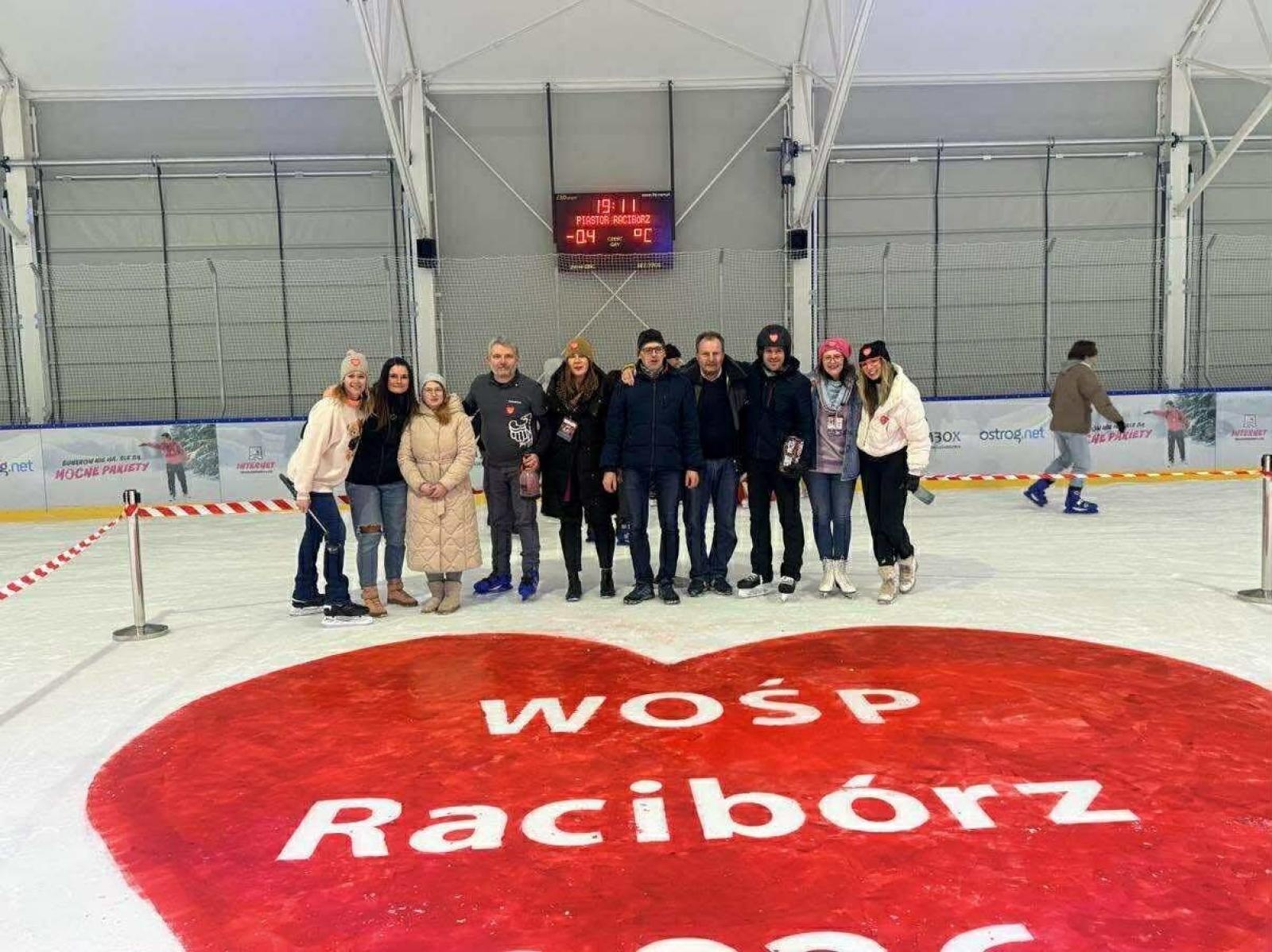 Zdjęcie w galerii na portalu naszraciborz.pl: Lodowe serce WOŚP na Piastorze. Wyjątkowy początek finału w Raciborzu wiadomości z regionu