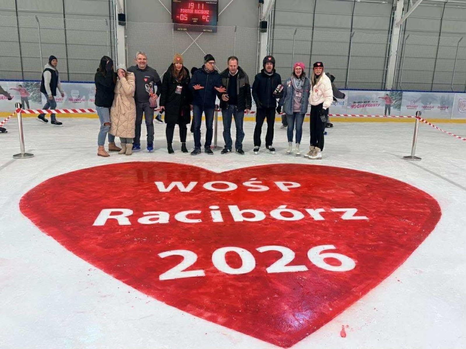 Zdjęcie w galerii na portalu naszraciborz.pl: Lodowe serce WOŚP na Piastorze. Wyjątkowy początek finału w Raciborzu wiadomości z regionu