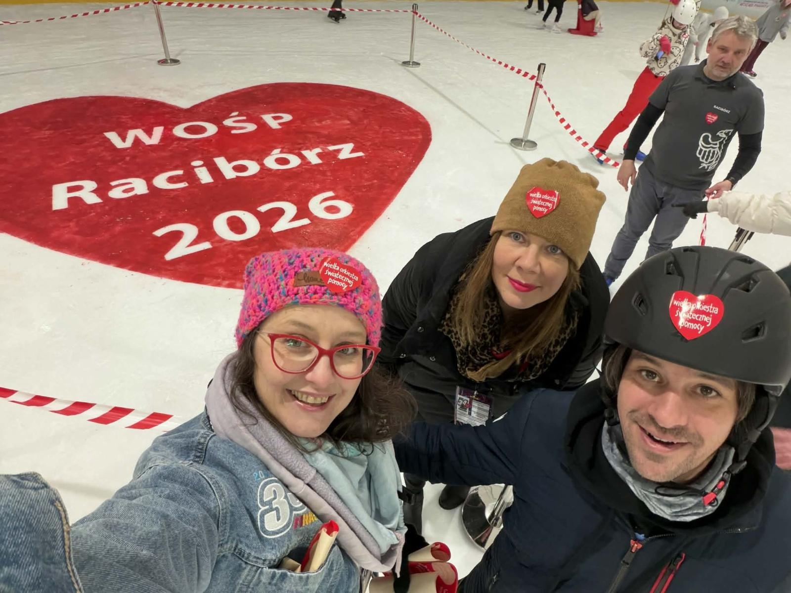 Zdjęcie w galerii na portalu naszraciborz.pl: Lodowe serce WOŚP na Piastorze. Wyjątkowy początek finału w Raciborzu wiadomości z regionu