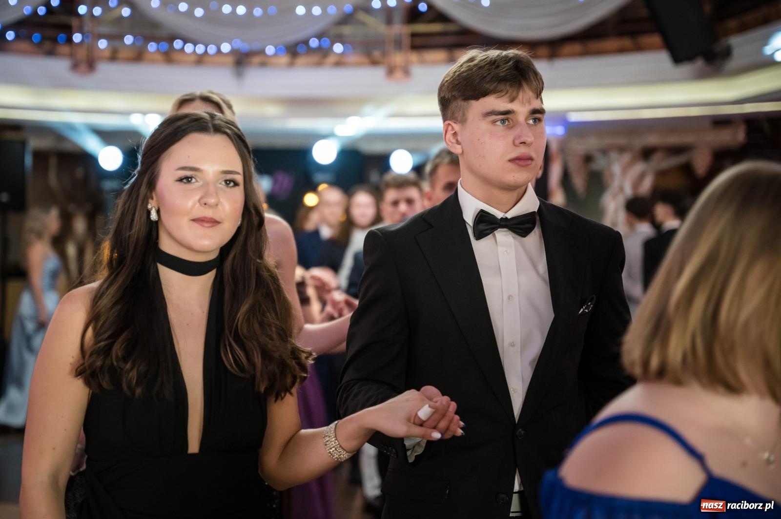 Zdjęcie w galerii na portalu naszraciborz.pl: Studniówka maturzystów CKZiU nr 1 w Raciborzu. Poloneza zatańczono w Acropolis [FOTO i WIDEO] wiadomości z regionu