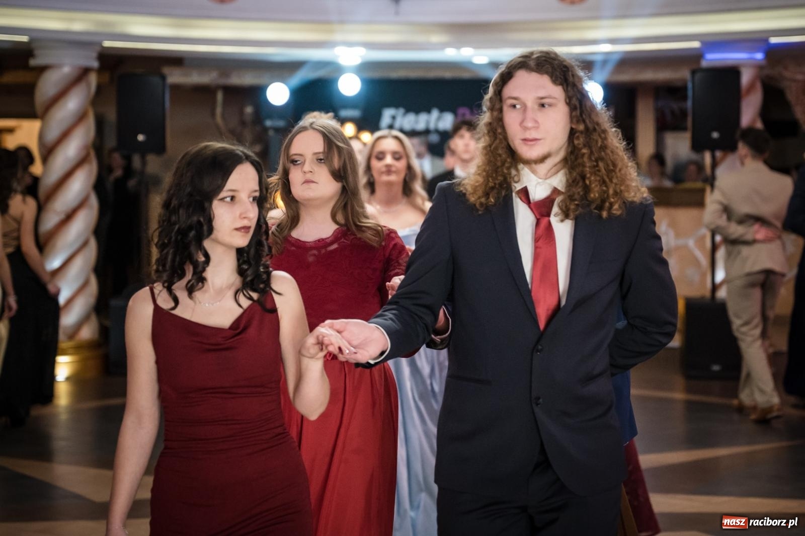 Zdjęcie w galerii na portalu naszraciborz.pl: Studniówka maturzystów CKZiU nr 1 w Raciborzu. Poloneza zatańczono w Acropolis [FOTO i WIDEO] wiadomości z regionu