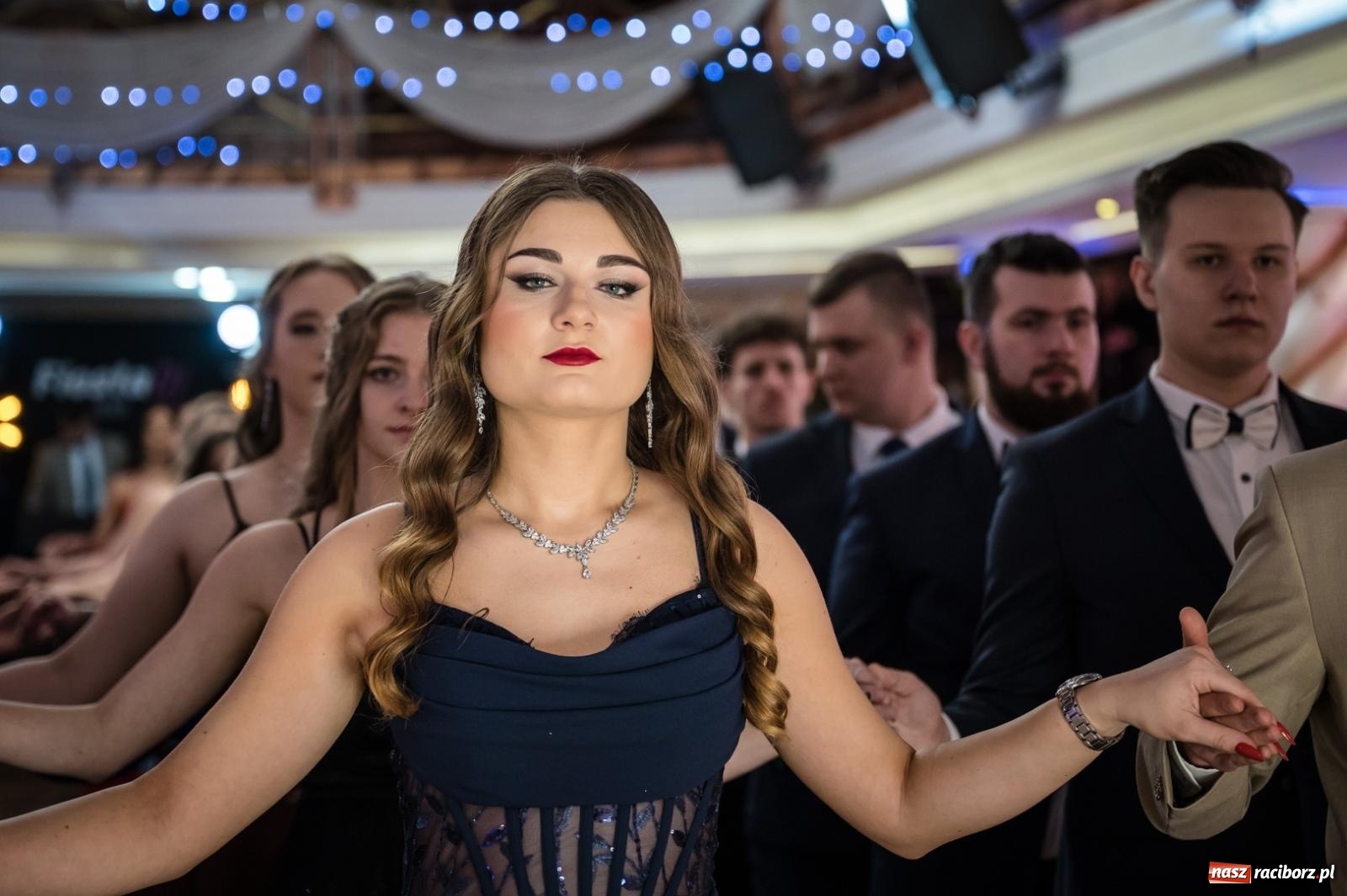 Zdjęcie w galerii na portalu naszraciborz.pl: Studniówka maturzystów CKZiU nr 1 w Raciborzu. Poloneza zatańczono w Acropolis [FOTO i WIDEO] wiadomości z regionu