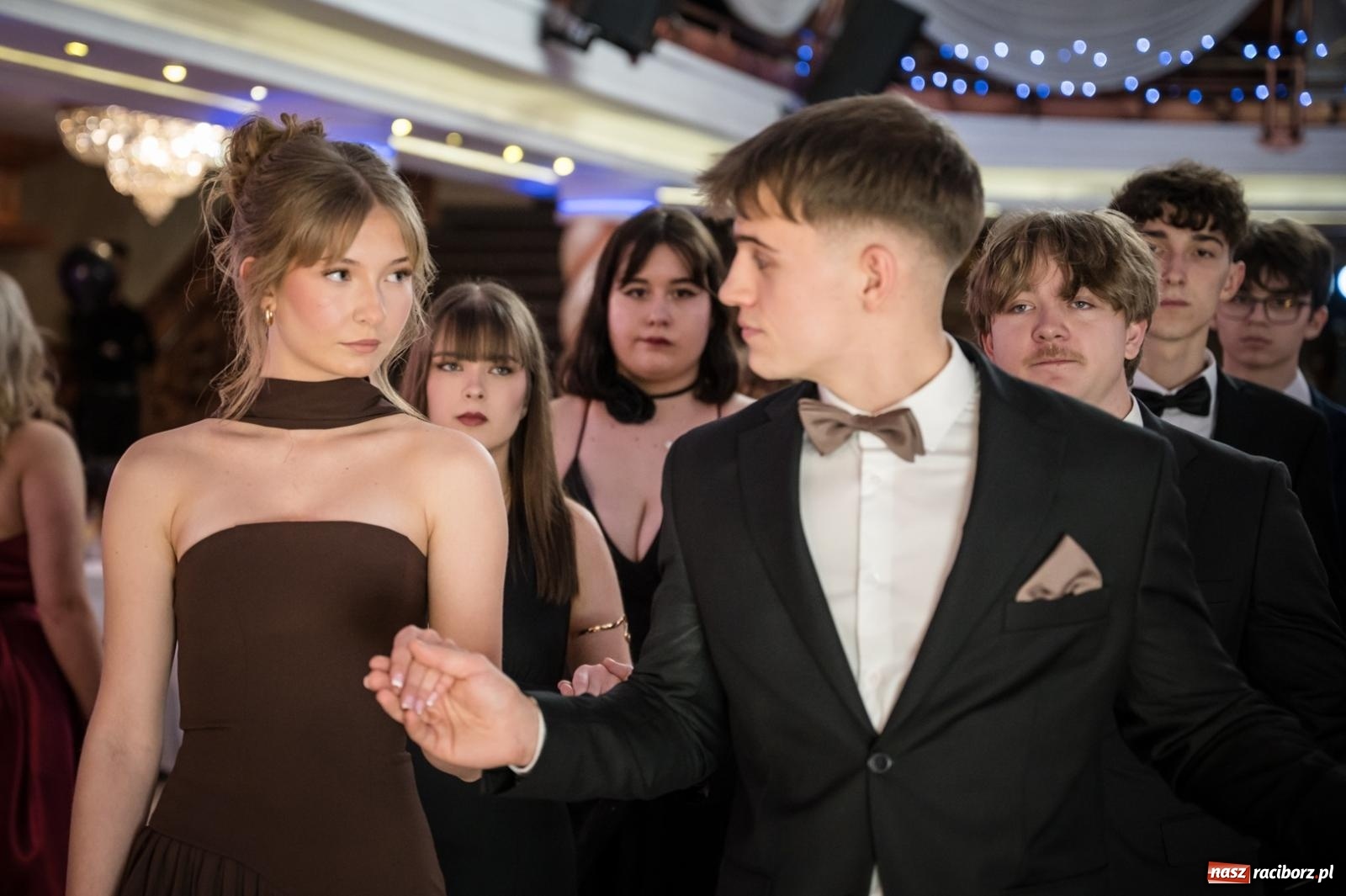 Zdjęcie w galerii na portalu naszraciborz.pl: Studniówka maturzystów CKZiU nr 1 w Raciborzu. Poloneza zatańczono w Acropolis [FOTO i WIDEO] wiadomości z regionu