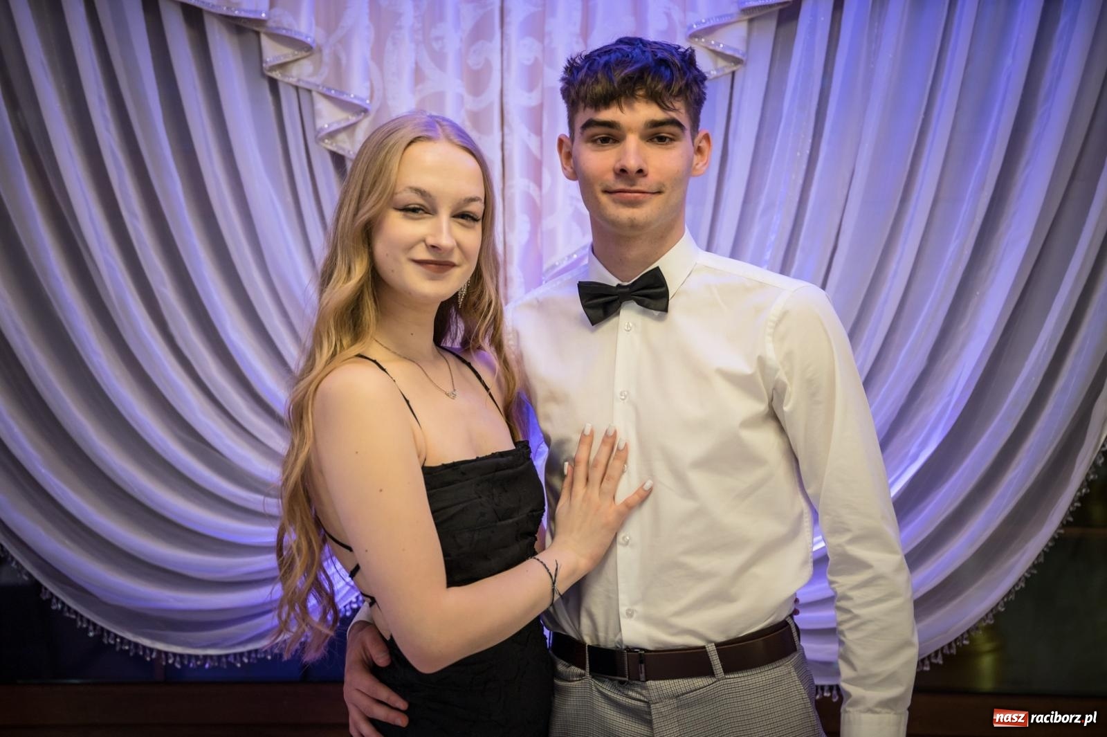 Zdjęcie w galerii na portalu naszraciborz.pl: Studniówka maturzystów CKZiU nr 1 w Raciborzu. Poloneza zatańczono w Acropolis [FOTO i WIDEO] wiadomości z regionu