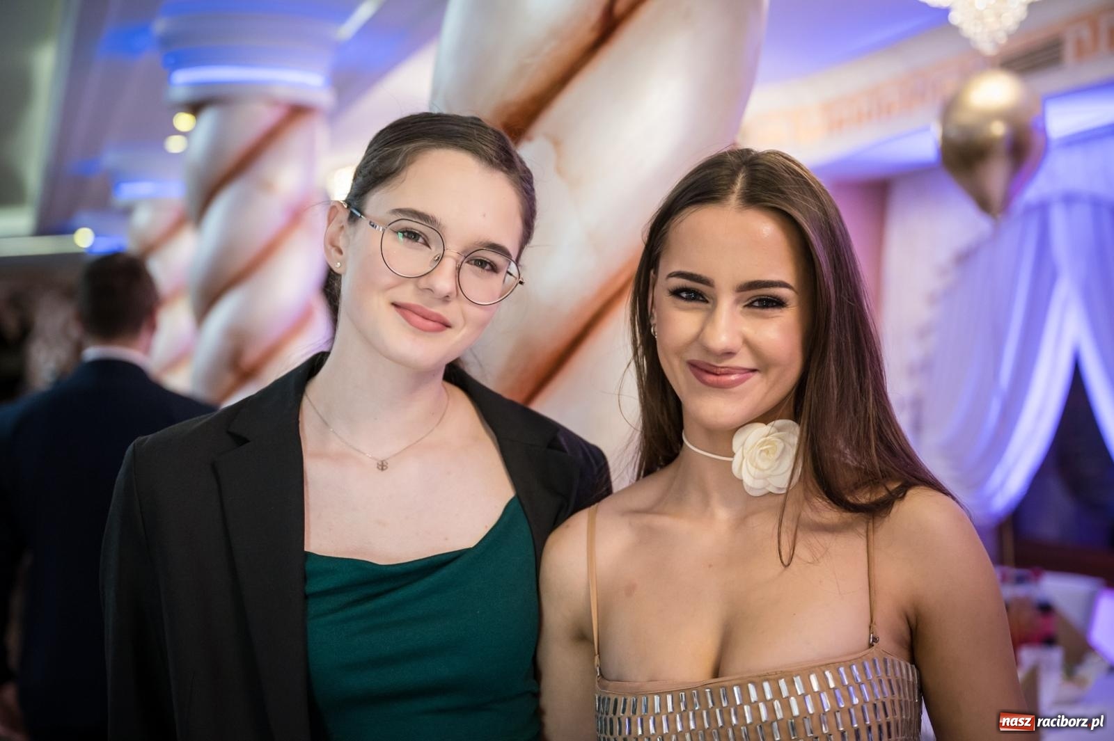 Zdjęcie w galerii na portalu naszraciborz.pl: Studniówka maturzystów CKZiU nr 1 w Raciborzu. Poloneza zatańczono w Acropolis [FOTO i WIDEO] wiadomości z regionu