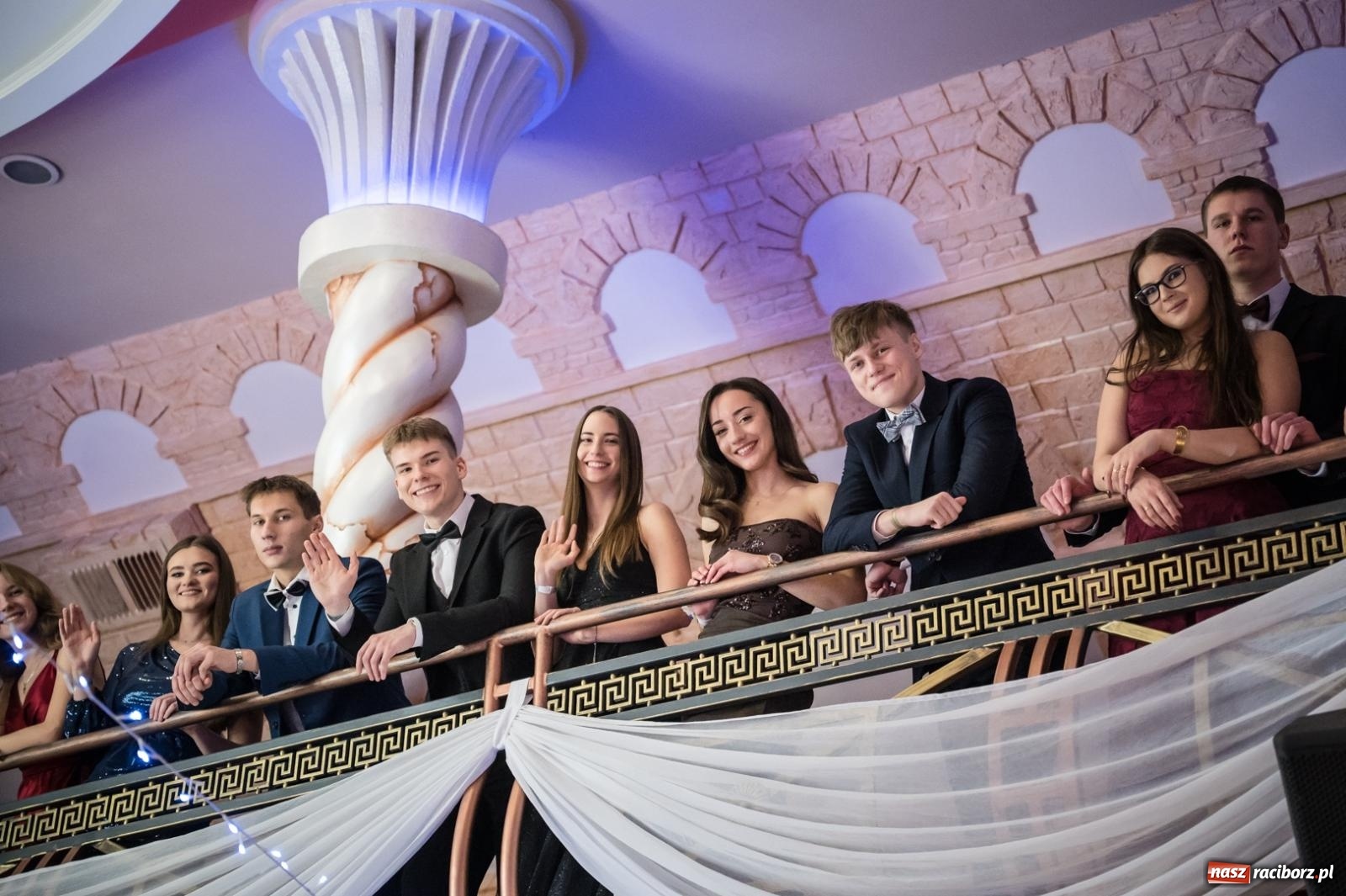 Zdjęcie w galerii na portalu naszraciborz.pl: Studniówka maturzystów CKZiU nr 1 w Raciborzu. Poloneza zatańczono w Acropolis [FOTO i WIDEO] wiadomości z regionu