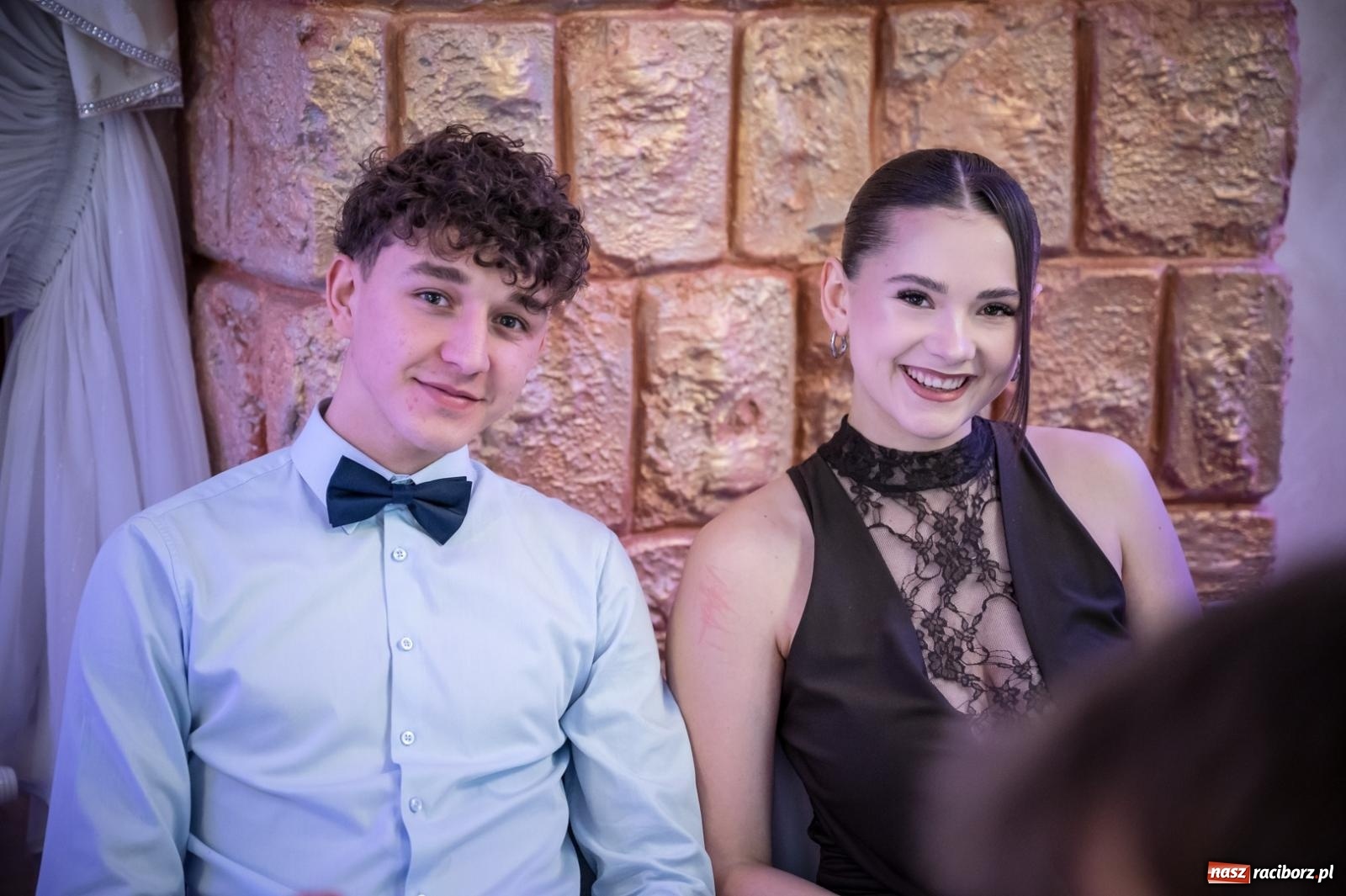 Zdjęcie w galerii na portalu naszraciborz.pl: Studniówka maturzystów CKZiU nr 1 w Raciborzu. Poloneza zatańczono w Acropolis [FOTO i WIDEO] wiadomości z regionu