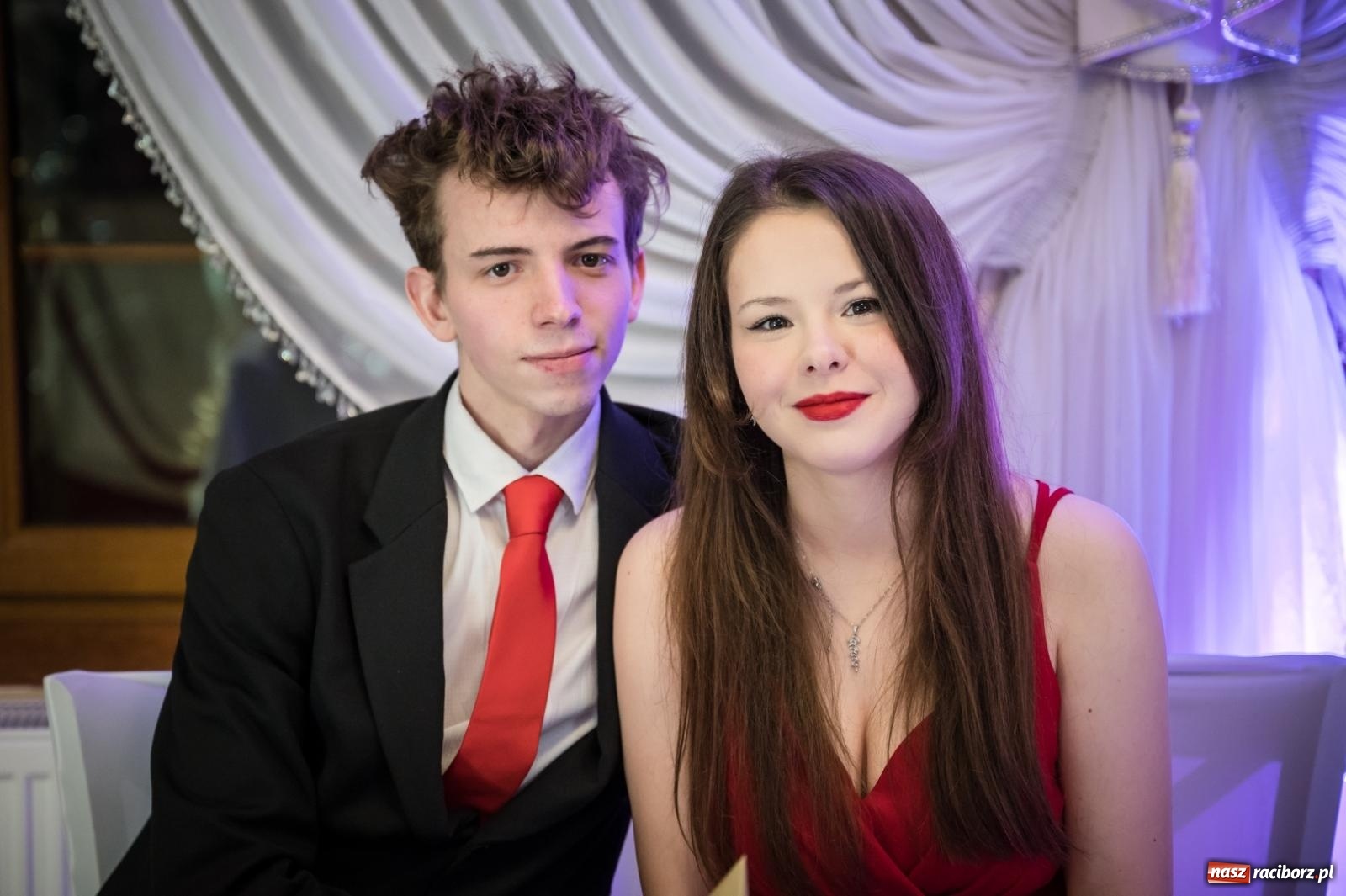 Zdjęcie w galerii na portalu naszraciborz.pl: Studniówka maturzystów CKZiU nr 1 w Raciborzu. Poloneza zatańczono w Acropolis [FOTO i WIDEO] wiadomości z regionu