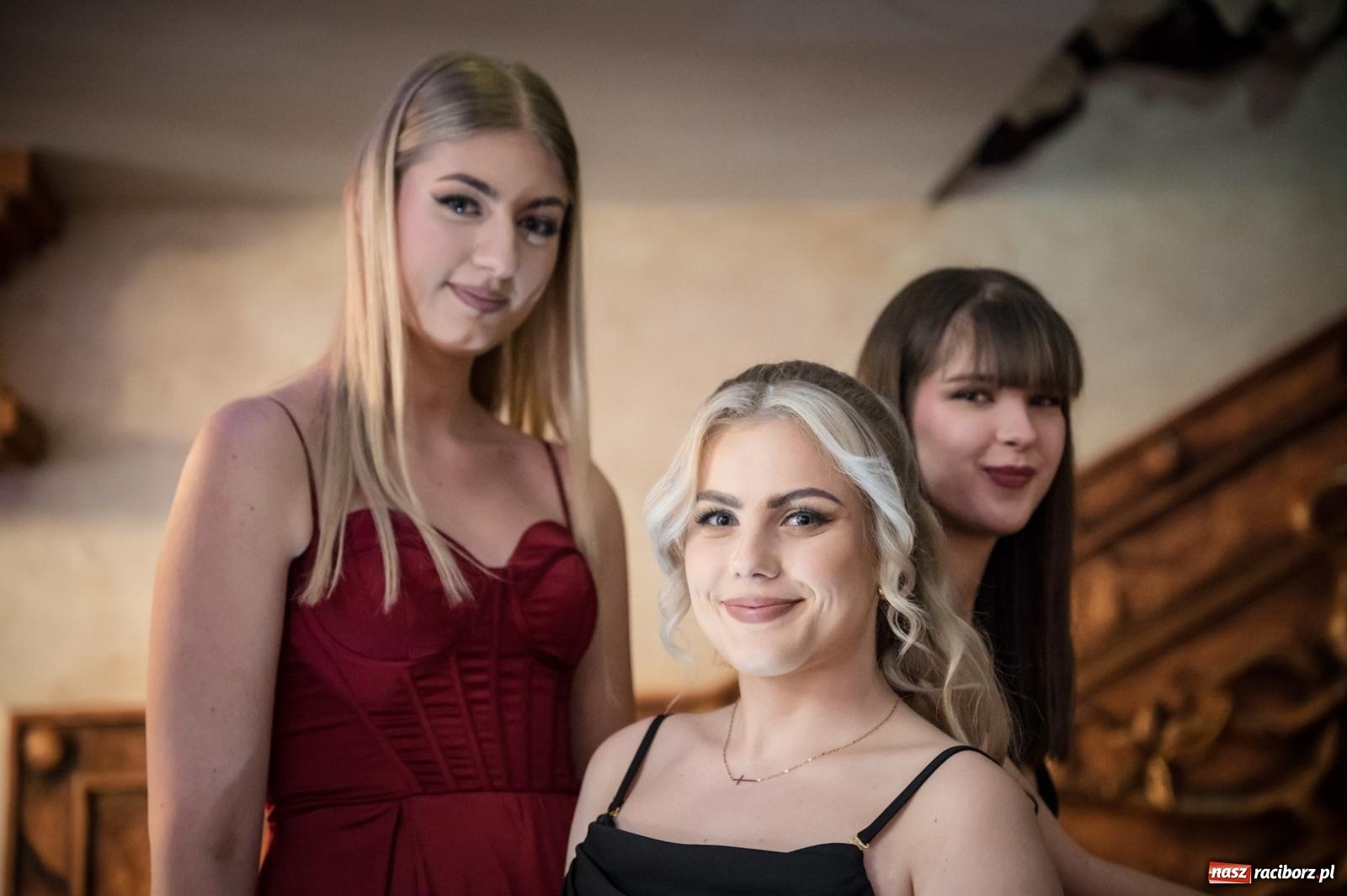 Zdjęcie w galerii na portalu naszraciborz.pl: Studniówka maturzystów CKZiU nr 1 w Raciborzu. Poloneza zatańczono w Acropolis [FOTO i WIDEO] wiadomości z regionu