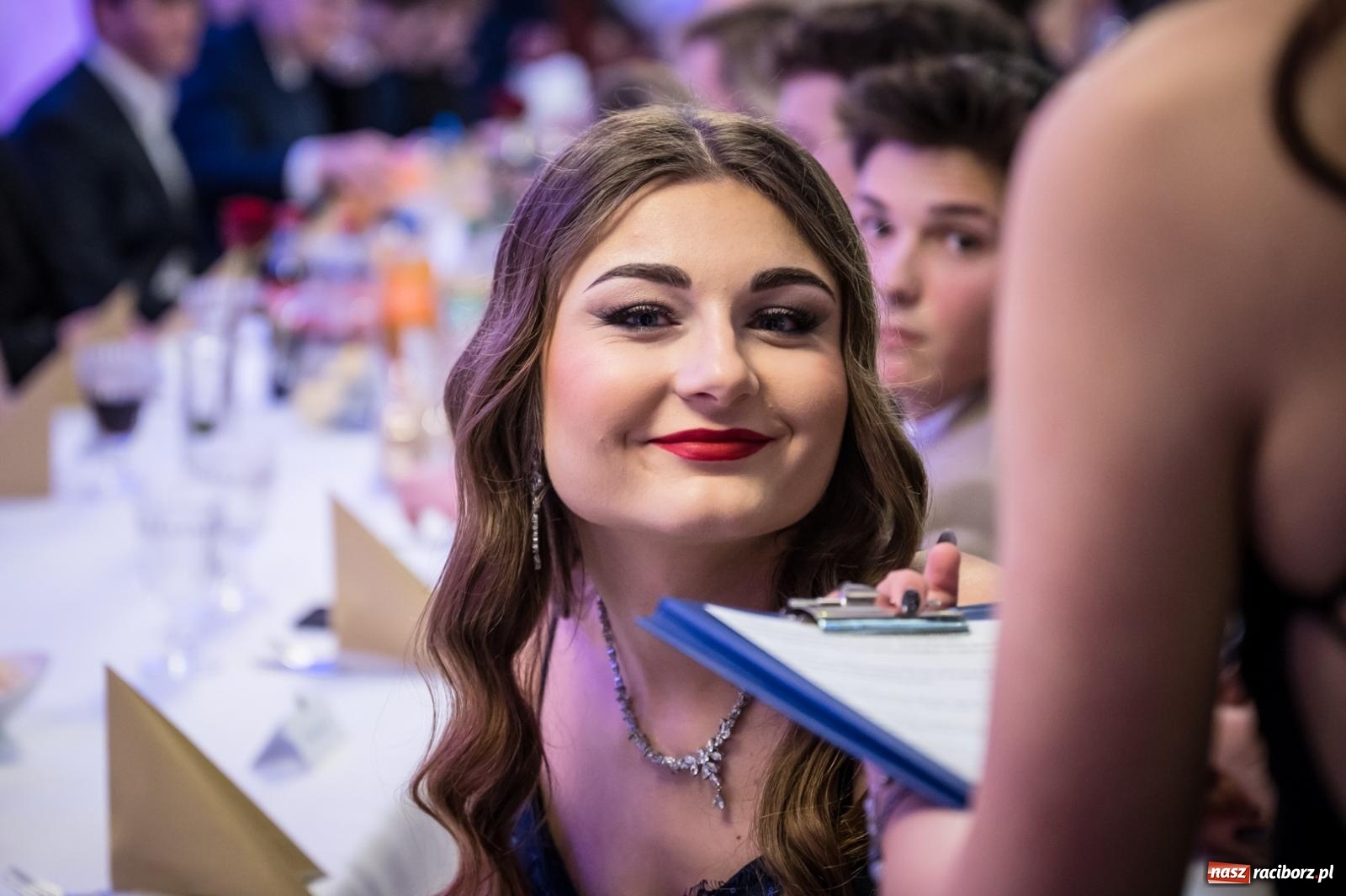 Zdjęcie w galerii na portalu naszraciborz.pl: Studniówka maturzystów CKZiU nr 1 w Raciborzu. Poloneza zatańczono w Acropolis [FOTO i WIDEO] wiadomości z regionu