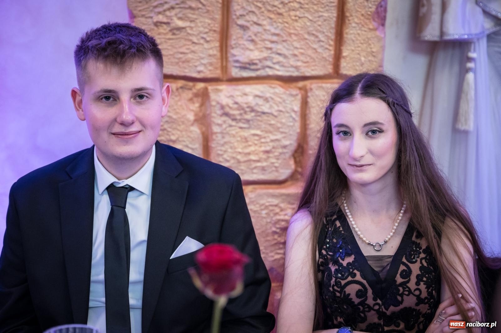 Zdjęcie w galerii na portalu naszraciborz.pl: Studniówka maturzystów CKZiU nr 1 w Raciborzu. Poloneza zatańczono w Acropolis [FOTO i WIDEO] wiadomości z regionu