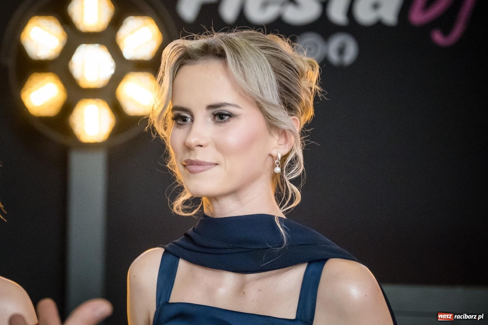 Zdjęcie w galerii na portalu naszraciborz.pl: Studniówka maturzystów CKZiU nr 1 w Raciborzu. Poloneza zatańczono w Acropolis [FOTO i WIDEO] wiadomości z regionu