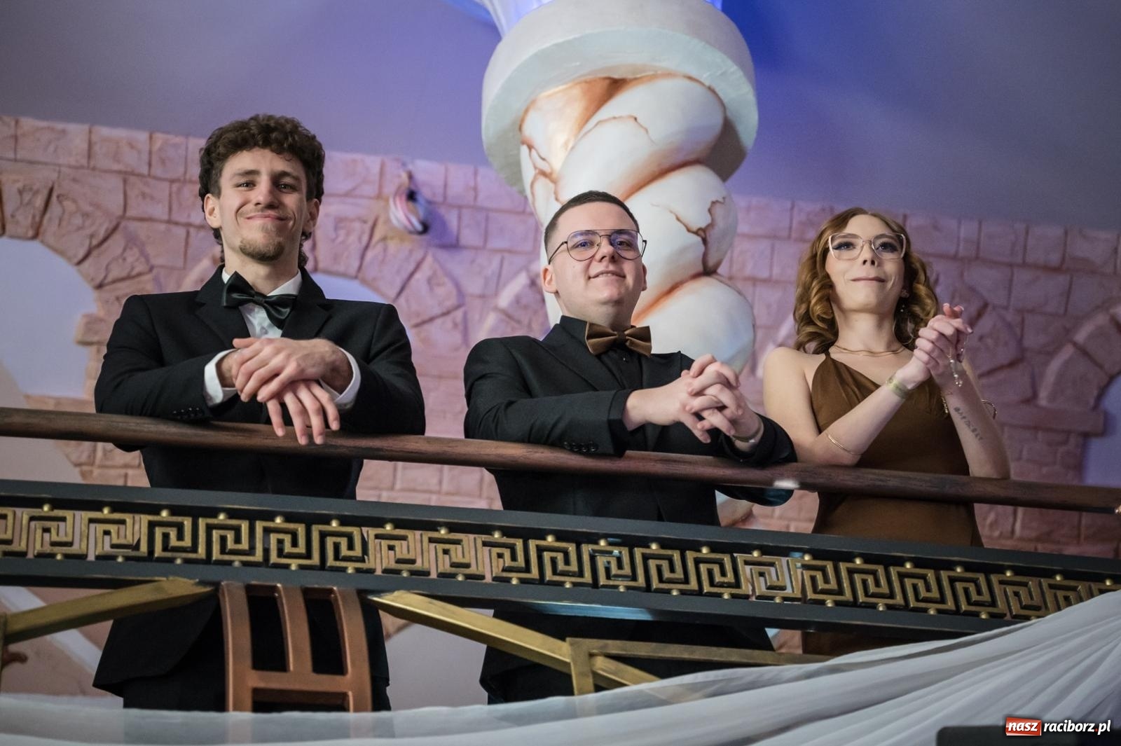 Zdjęcie w galerii na portalu naszraciborz.pl: Studniówka maturzystów CKZiU nr 1 w Raciborzu. Poloneza zatańczono w Acropolis [FOTO i WIDEO] wiadomości z regionu