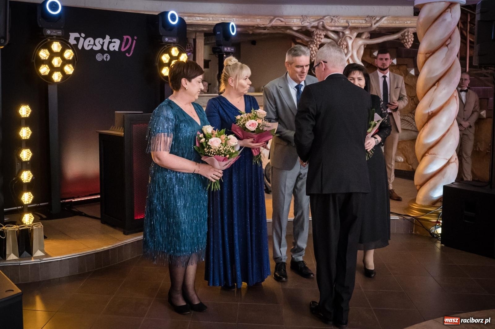 Zdjęcie w galerii na portalu naszraciborz.pl: Studniówka maturzystów CKZiU nr 1 w Raciborzu. Poloneza zatańczono w Acropolis [FOTO i WIDEO] wiadomości z regionu