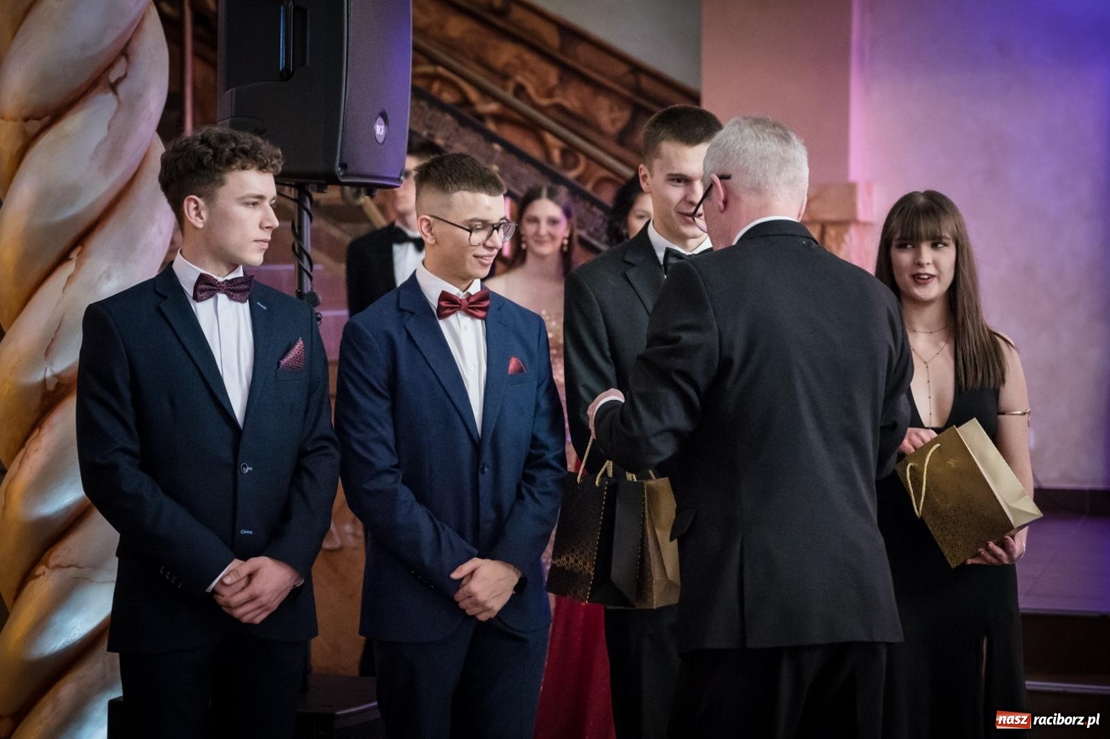 Zdjęcie w galerii na portalu naszraciborz.pl: Studniówka maturzystów CKZiU nr 1 w Raciborzu. Poloneza zatańczono w Acropolis [FOTO i WIDEO] wiadomości z regionu