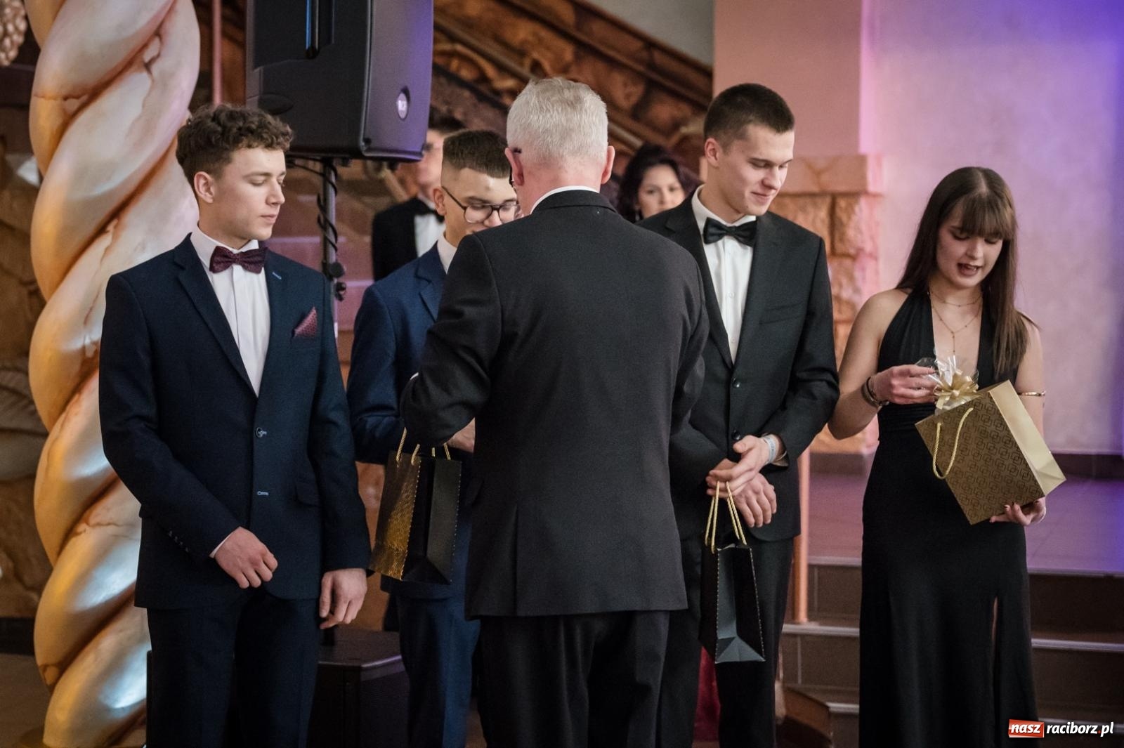 Zdjęcie w galerii na portalu naszraciborz.pl: Studniówka maturzystów CKZiU nr 1 w Raciborzu. Poloneza zatańczono w Acropolis [FOTO i WIDEO] wiadomości z regionu