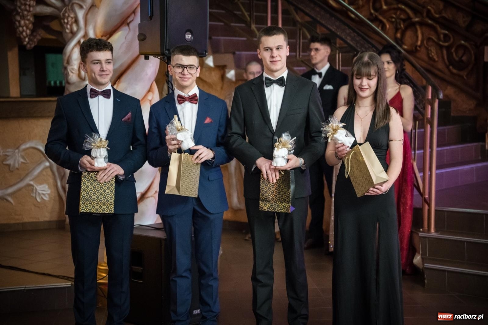 Zdjęcie w galerii na portalu naszraciborz.pl: Studniówka maturzystów CKZiU nr 1 w Raciborzu. Poloneza zatańczono w Acropolis [FOTO i WIDEO] wiadomości z regionu