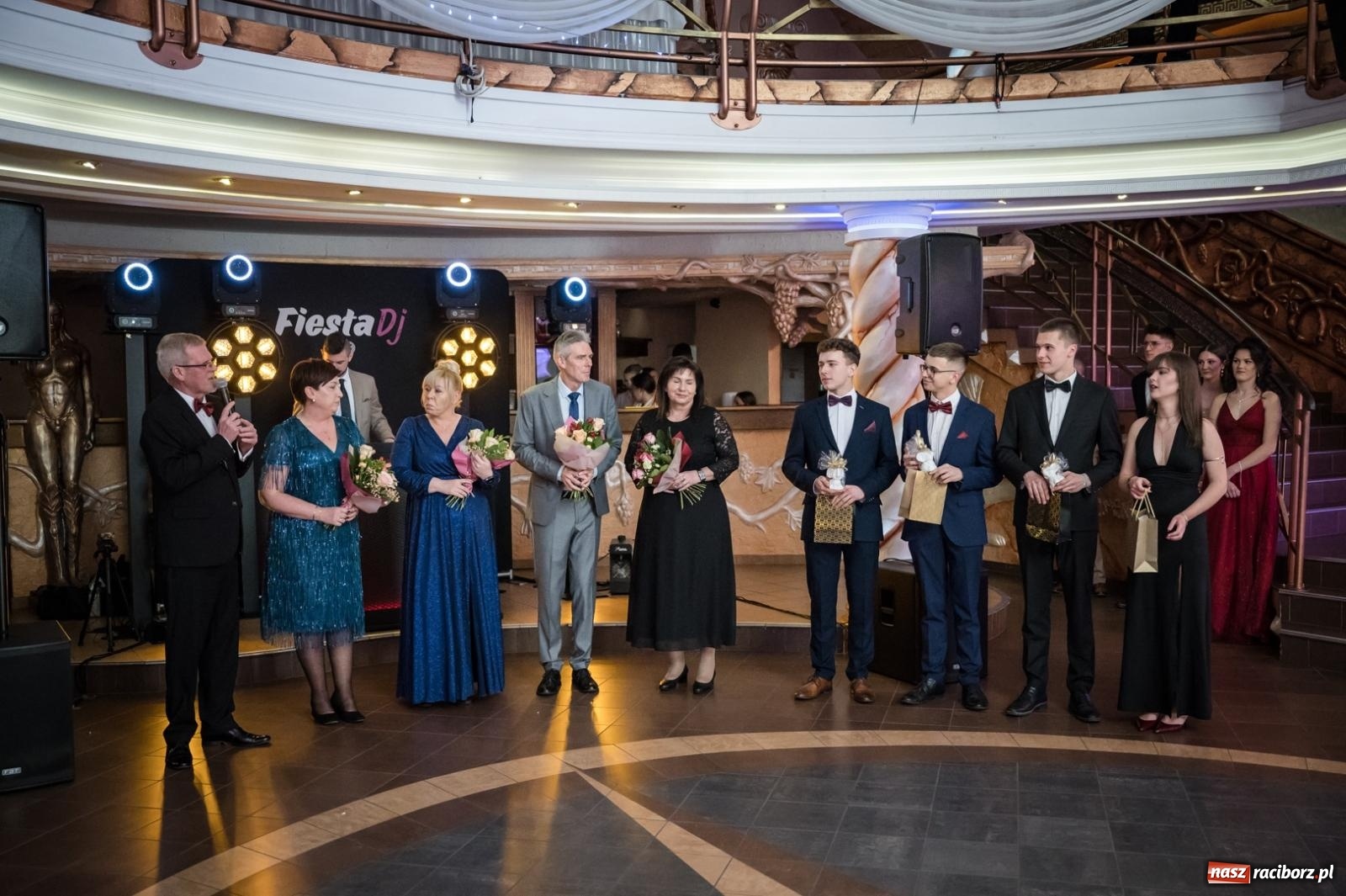 Zdjęcie w galerii na portalu naszraciborz.pl: Studniówka maturzystów CKZiU nr 1 w Raciborzu. Poloneza zatańczono w Acropolis [FOTO i WIDEO] wiadomości z regionu