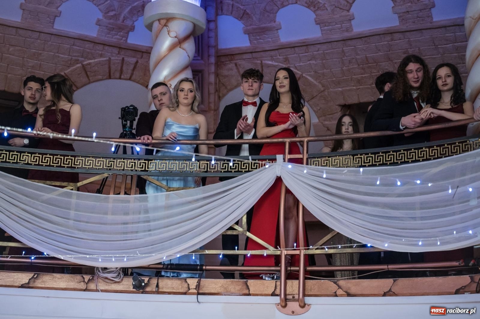 Zdjęcie w galerii na portalu naszraciborz.pl: Studniówka maturzystów CKZiU nr 1 w Raciborzu. Poloneza zatańczono w Acropolis [FOTO i WIDEO] wiadomości z regionu