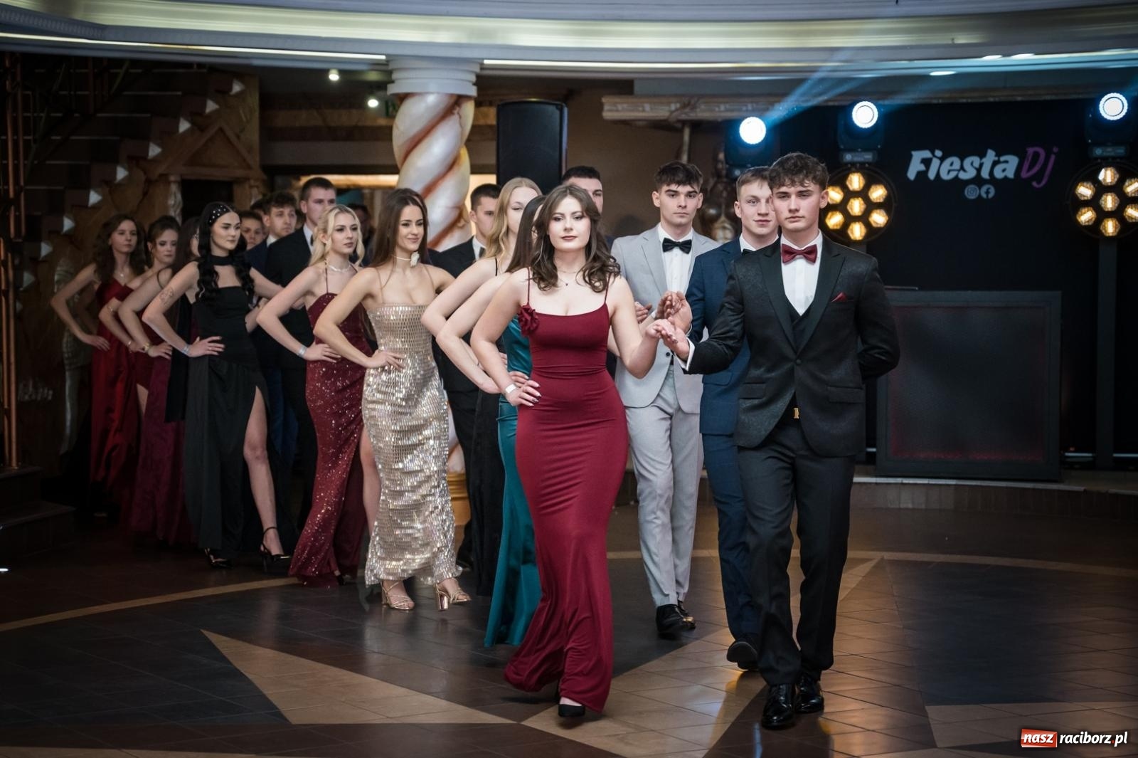 Zdjęcie w galerii na portalu naszraciborz.pl: Studniówka maturzystów CKZiU nr 1 w Raciborzu. Poloneza zatańczono w Acropolis [FOTO i WIDEO] wiadomości z regionu