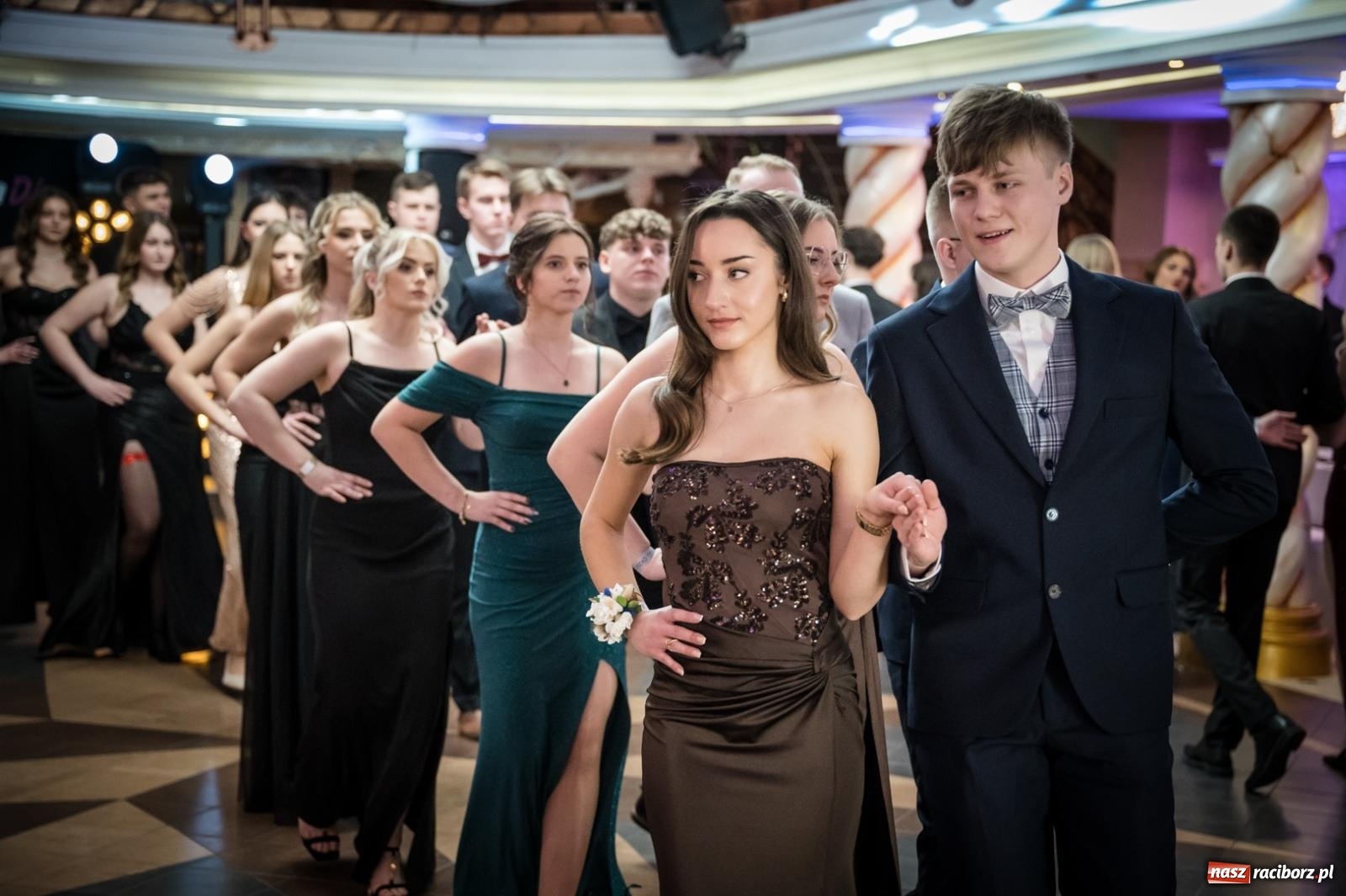 Zdjęcie w galerii na portalu naszraciborz.pl: Studniówka maturzystów CKZiU nr 1 w Raciborzu. Poloneza zatańczono w Acropolis [FOTO i WIDEO] wiadomości z regionu