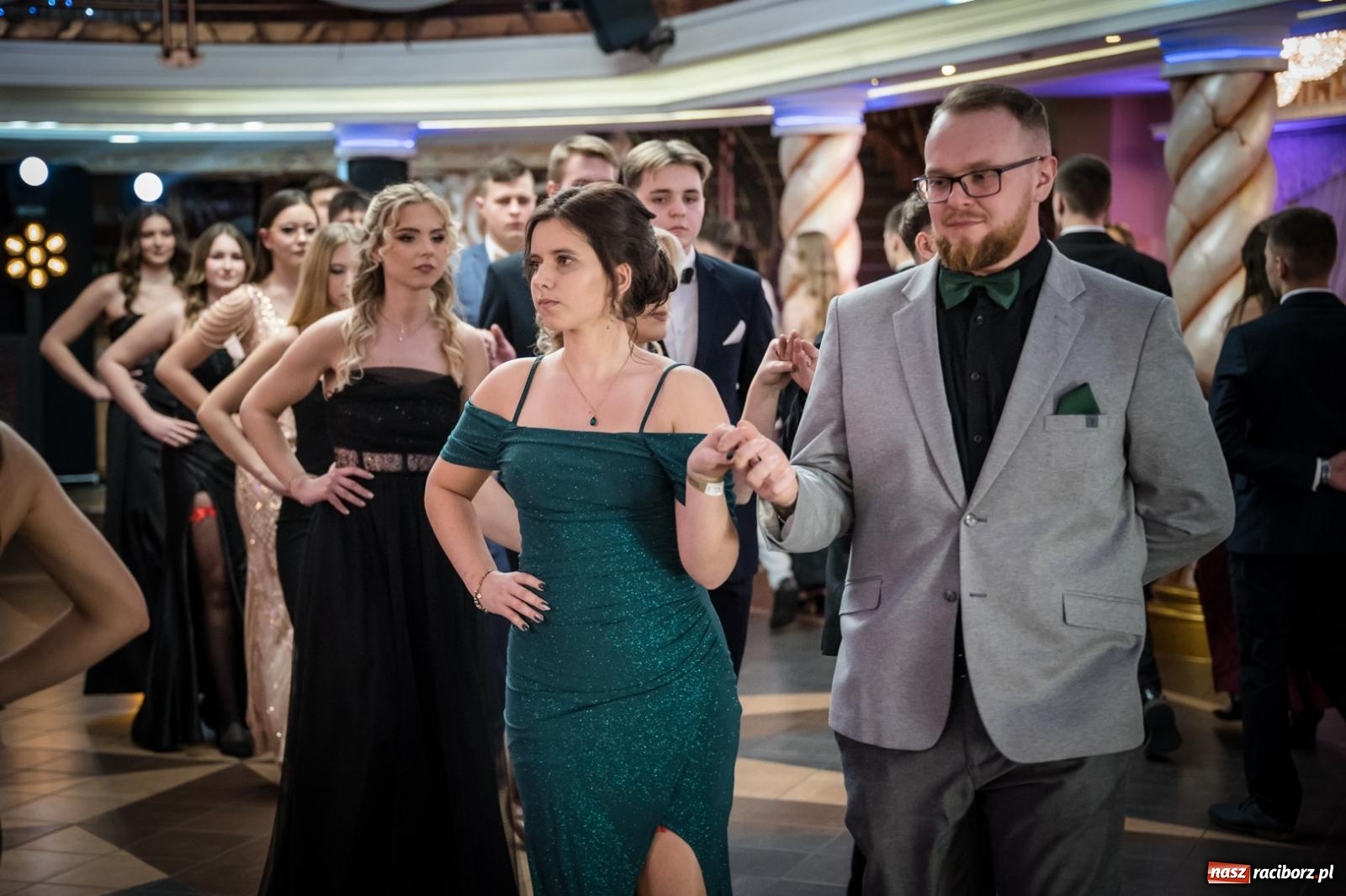 Zdjęcie w galerii na portalu naszraciborz.pl: Studniówka maturzystów CKZiU nr 1 w Raciborzu. Poloneza zatańczono w Acropolis [FOTO i WIDEO] wiadomości z regionu