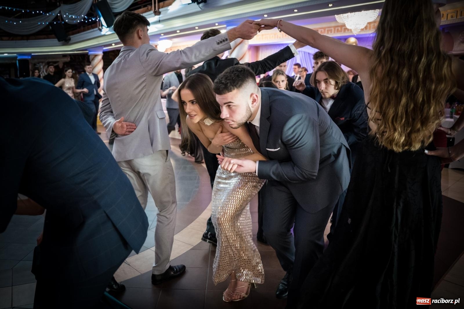 Zdjęcie w galerii na portalu naszraciborz.pl: Studniówka maturzystów CKZiU nr 1 w Raciborzu. Poloneza zatańczono w Acropolis [FOTO i WIDEO] wiadomości z regionu