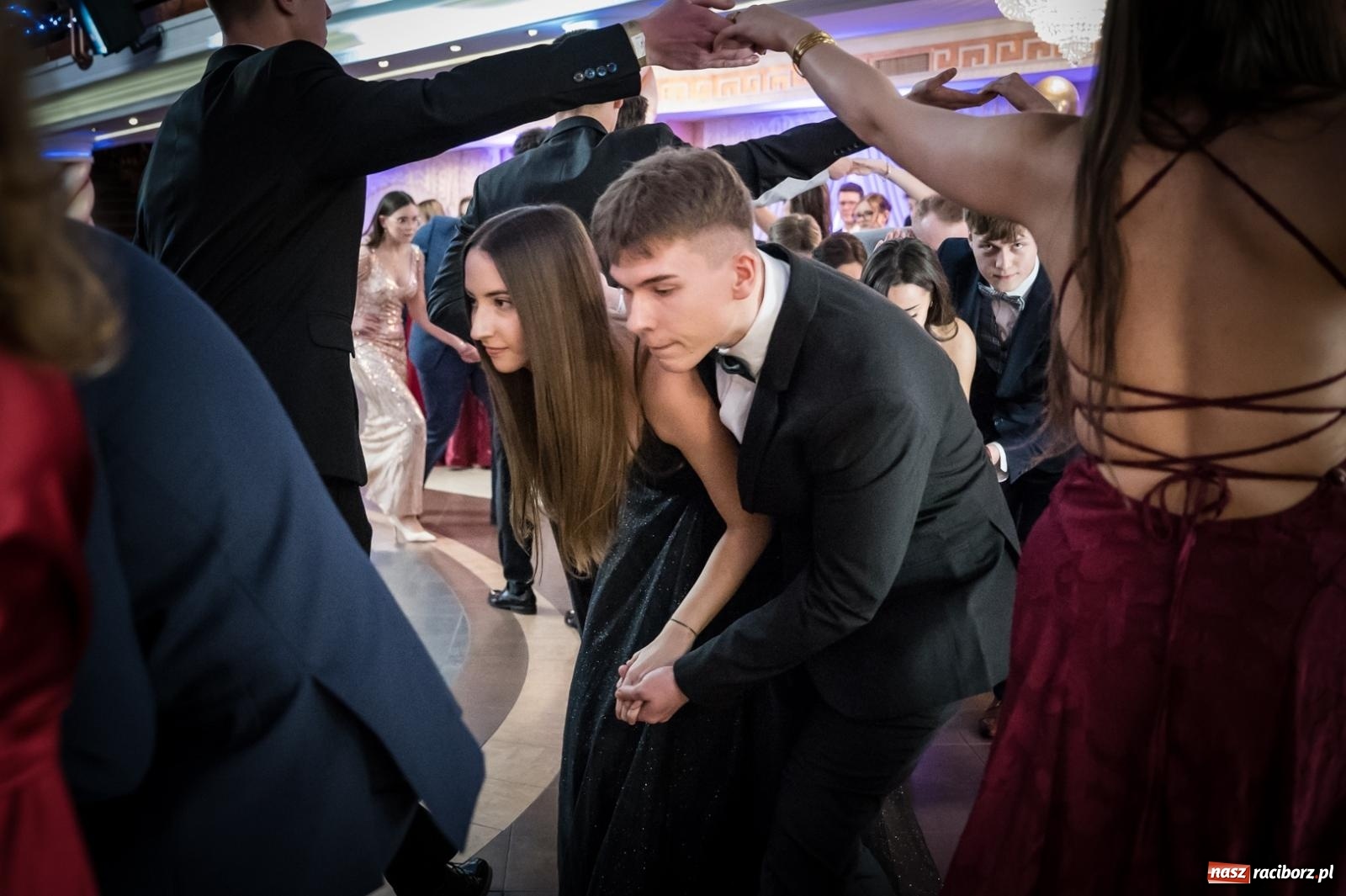 Zdjęcie w galerii na portalu naszraciborz.pl: Studniówka maturzystów CKZiU nr 1 w Raciborzu. Poloneza zatańczono w Acropolis [FOTO i WIDEO] wiadomości z regionu
