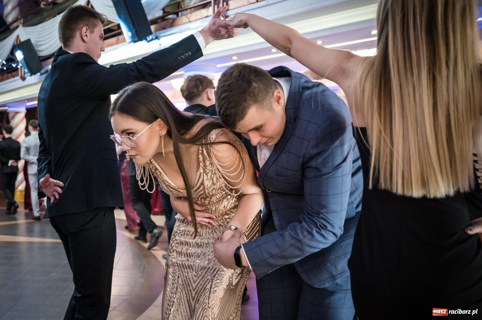 Zdjęcie w galerii na portalu naszraciborz.pl: Studniówka maturzystów CKZiU nr 1 w Raciborzu. Poloneza zatańczono w Acropolis [FOTO i WIDEO] wiadomości z regionu