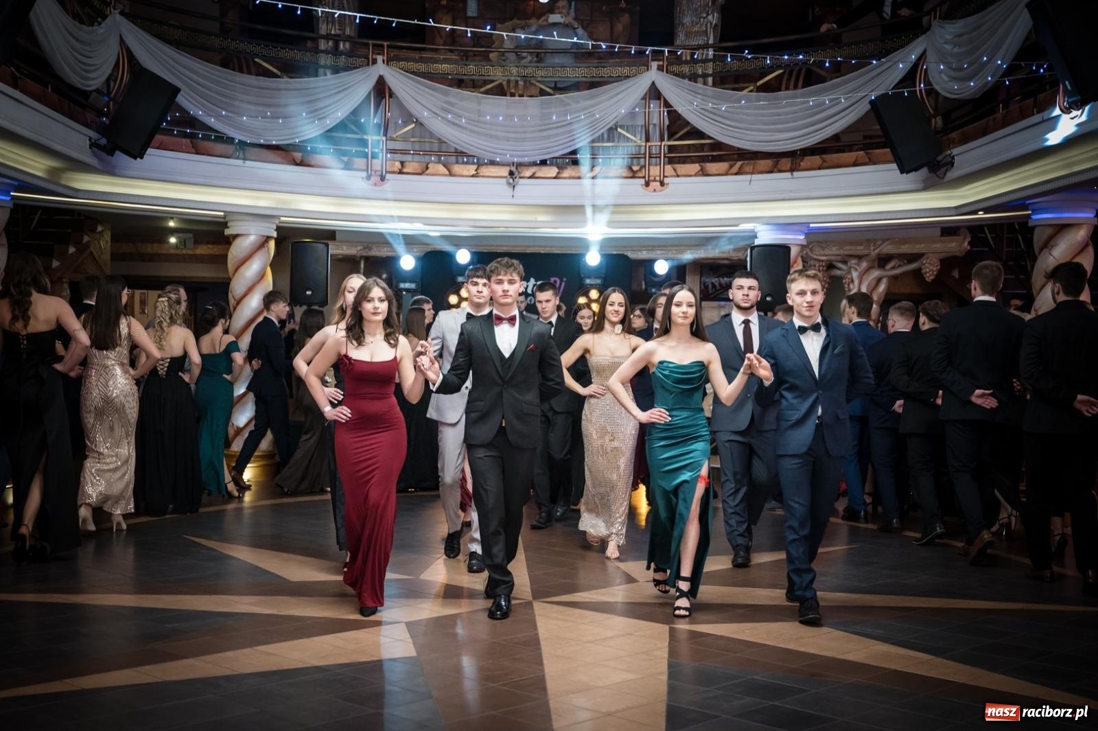 Zdjęcie w galerii na portalu naszraciborz.pl: Studniówka maturzystów CKZiU nr 1 w Raciborzu. Poloneza zatańczono w Acropolis [FOTO i WIDEO] wiadomości z regionu